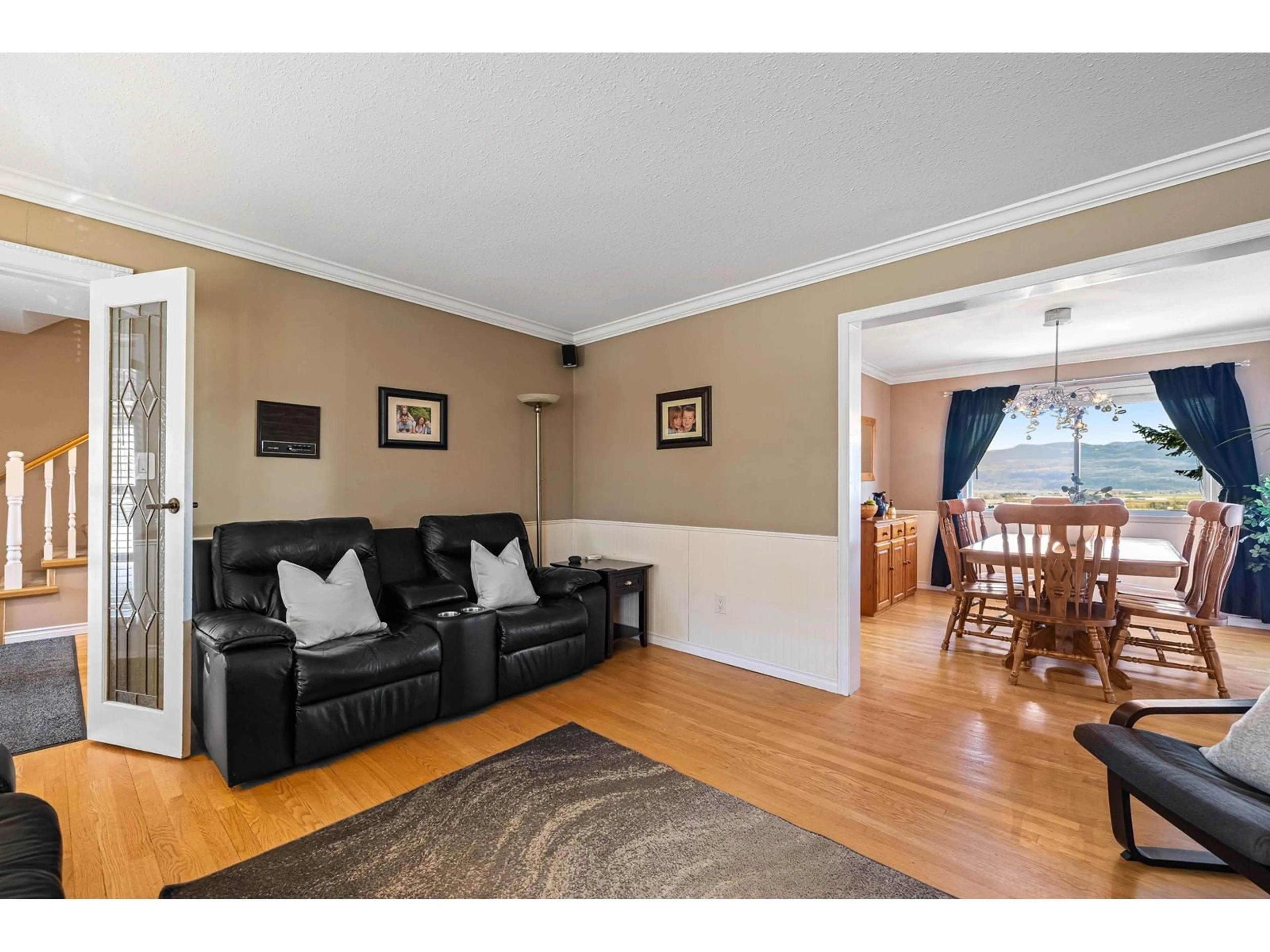 Living room with furniture, wood/laminate floor for 36098 SOUTHRIDGE PLACE, Abbotsford British Columbia V3G1E2