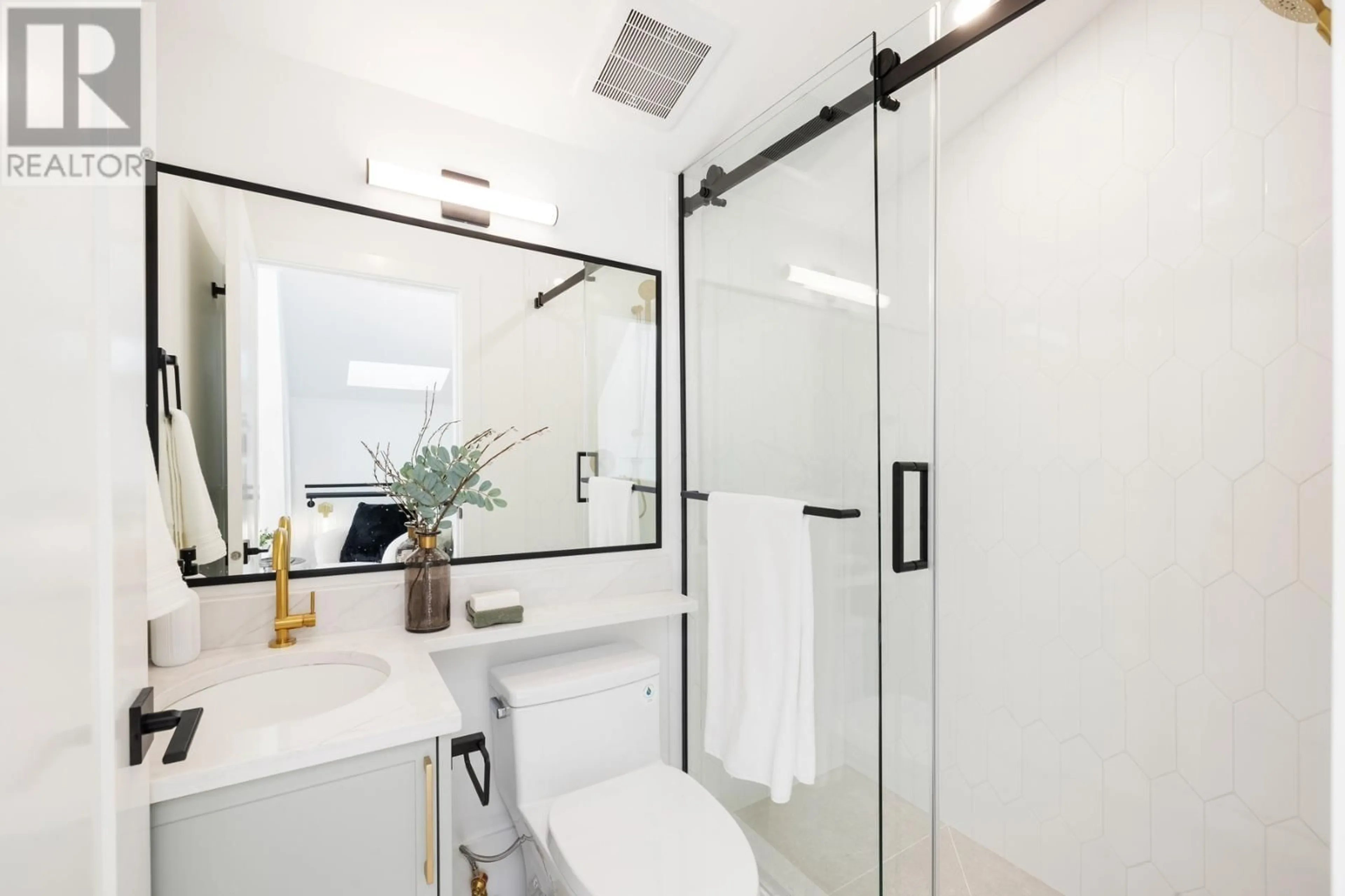 Contemporary bathroom, ceramic/tile floor for 2334 E 5TH AVENUE, Vancouver British Columbia V5N1N1