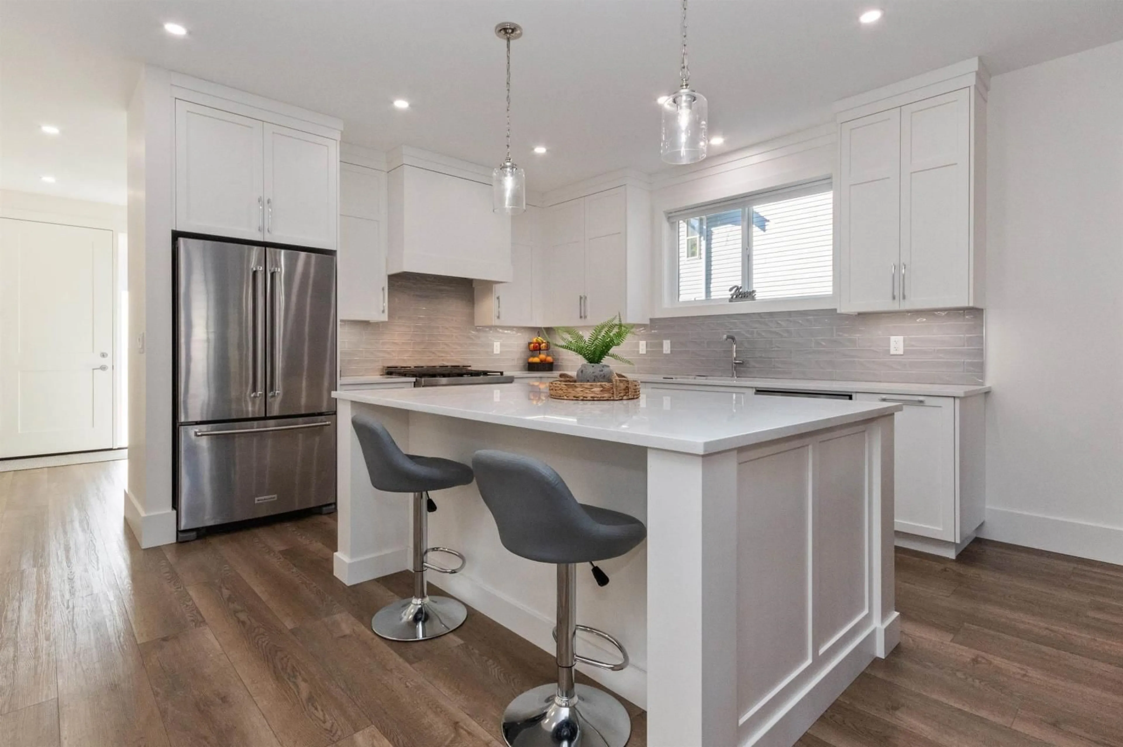 Contemporary kitchen, wood/laminate floor for 63711 ROSEWOOD AVENUE|Hope, Hope British Columbia V0X1L2