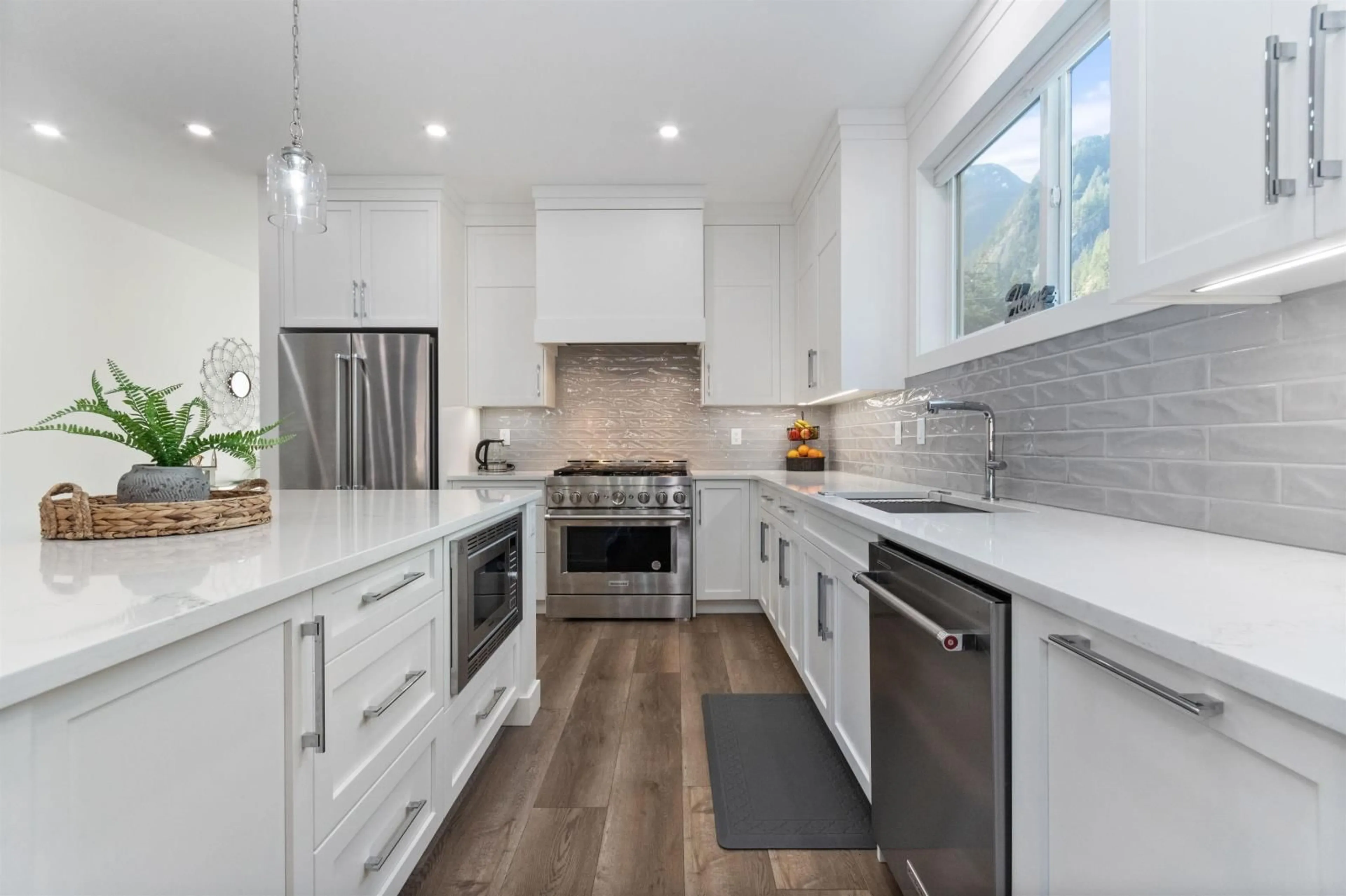 Contemporary kitchen, ceramic/tile floor for 63711 ROSEWOOD AVENUE|Hope, Hope British Columbia V0X1L2