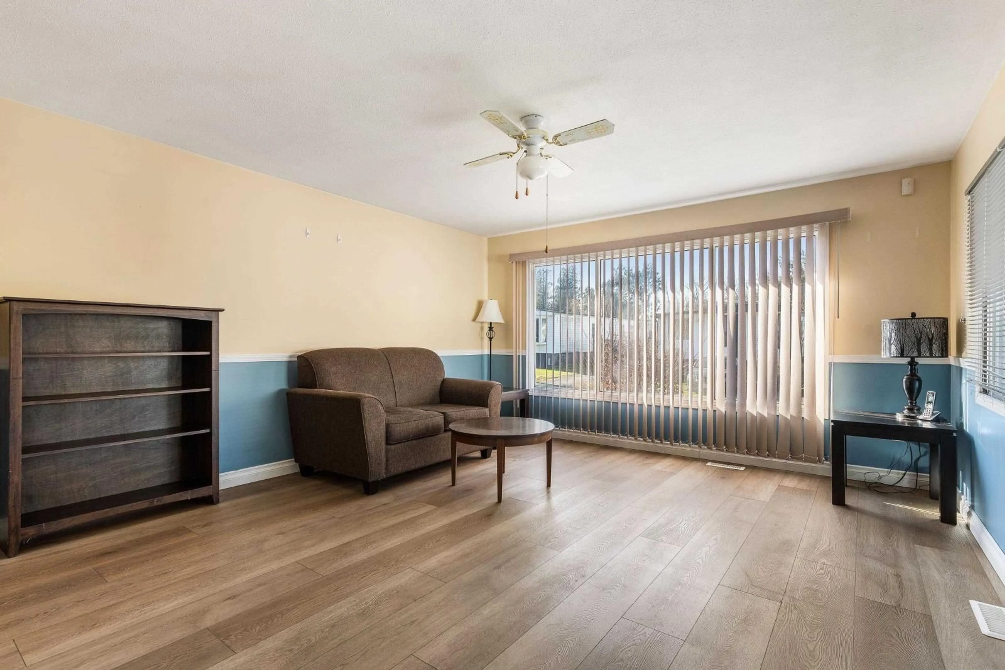 Living room with furniture, wood/laminate floor for 35 52324 YALE ROAD|Rosedale, Rosedale British Columbia V0X1X0