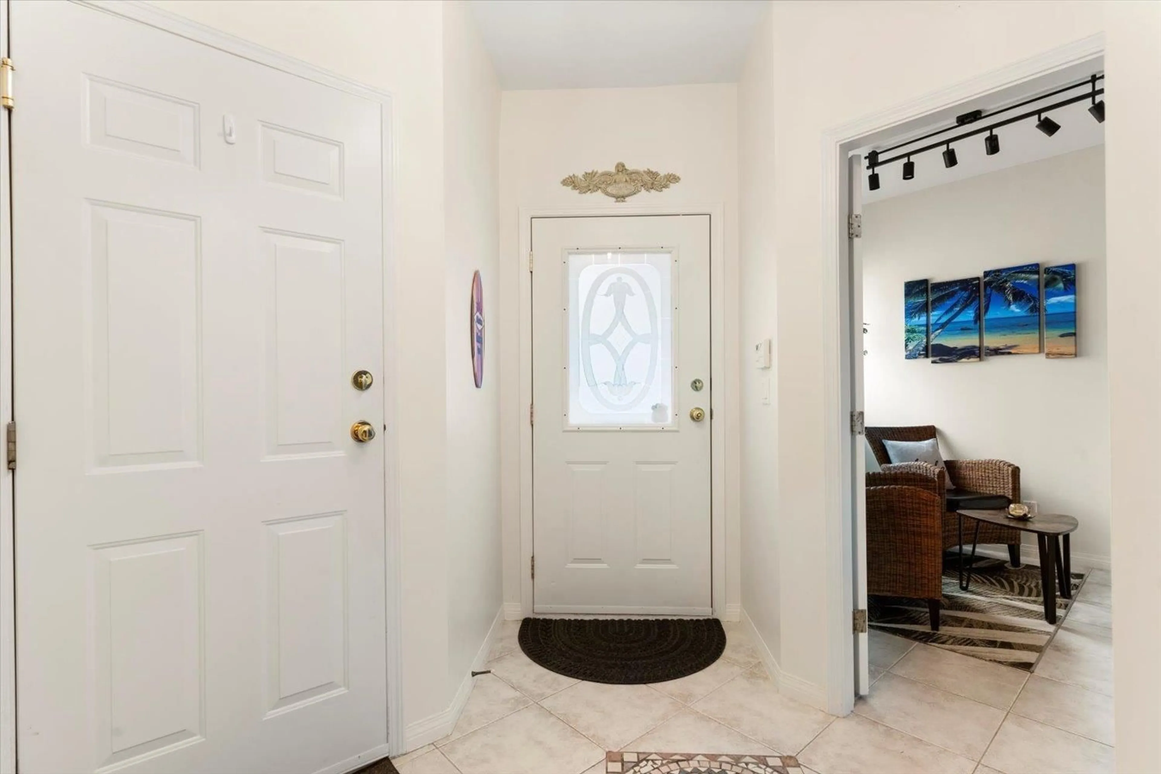 Indoor entryway for 36 730 MCCOMBS DRIVE|Harrison Hot Spring, Harrison Hot Springs British Columbia V0M1K0