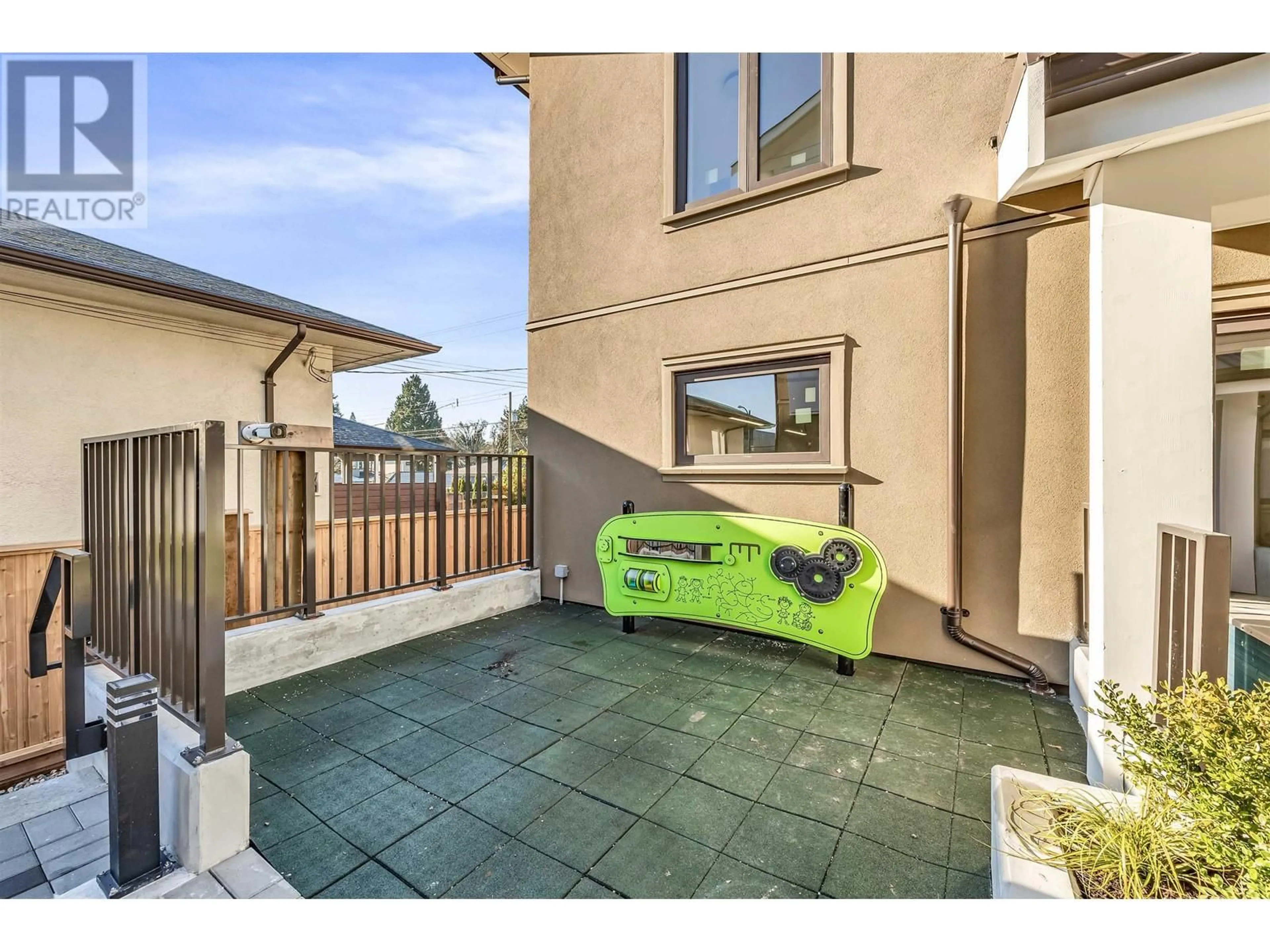 A pic from outside/outdoor area/front of a property/back of a property/a pic from drone, street for 1010 52ND AVENUE, Vancouver British Columbia V6P1H5