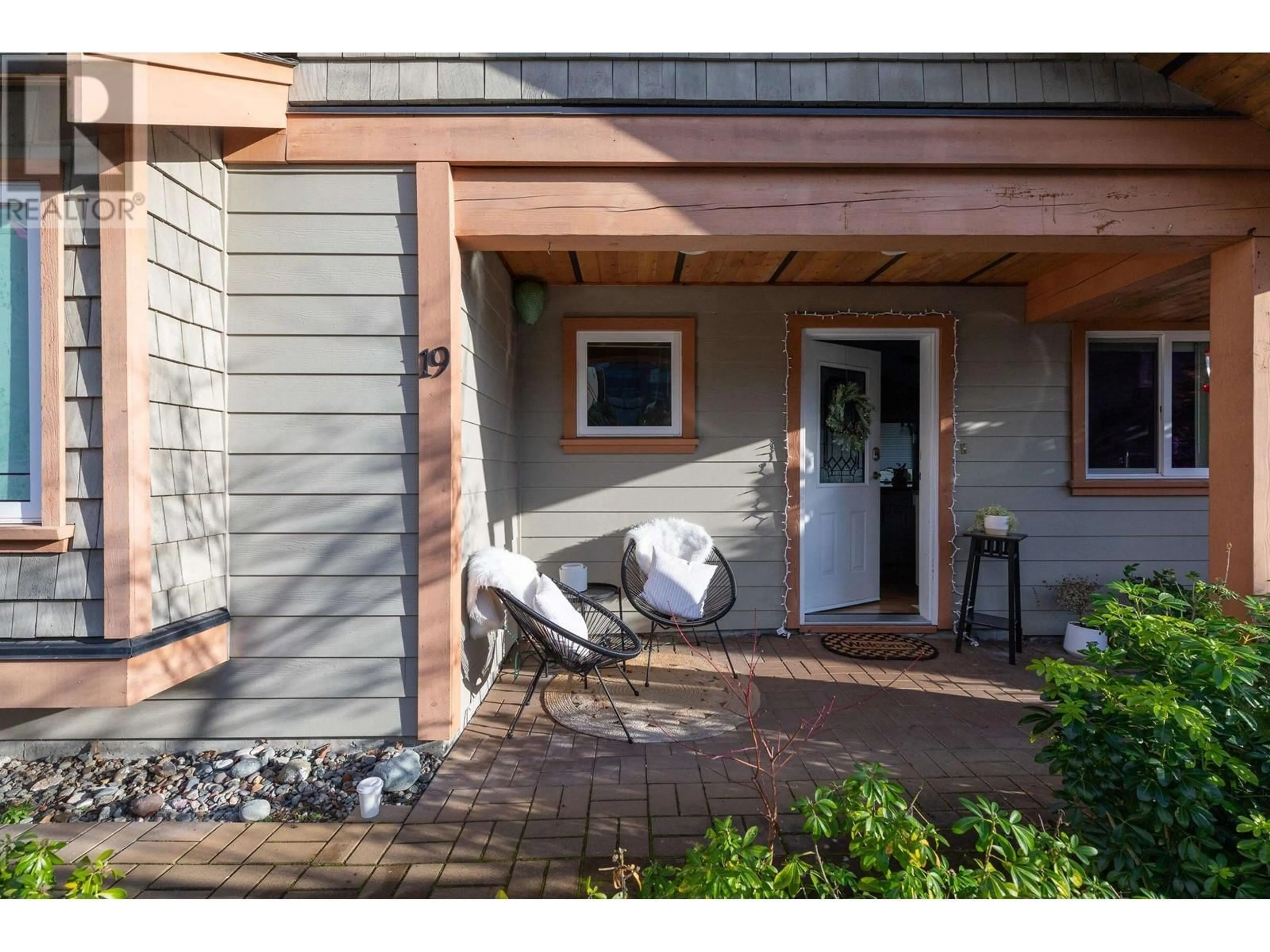 Indoor entryway for 19 728 GIBSONS WAY, Gibsons British Columbia V0N1V9