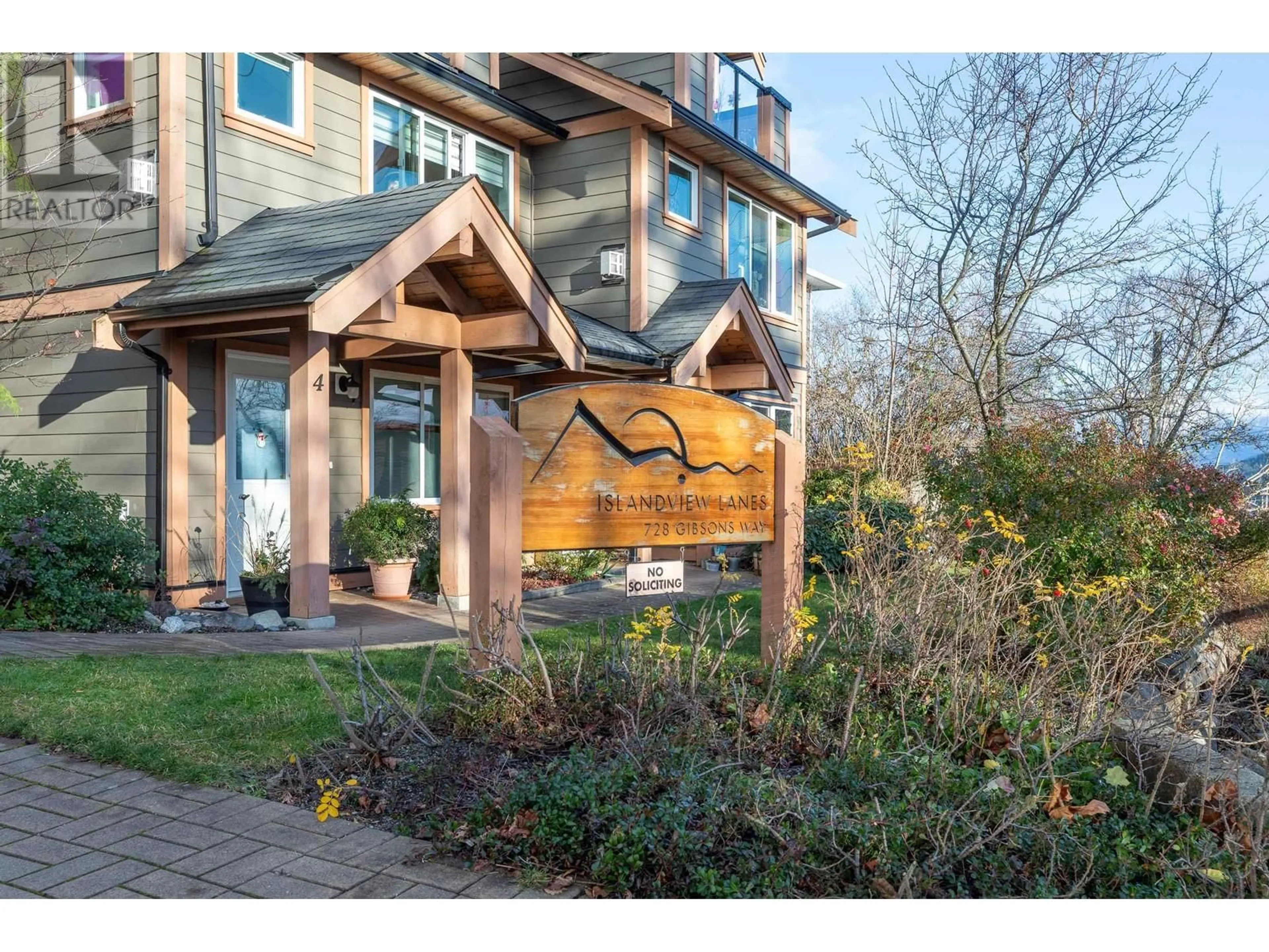 Indoor entryway for 19 728 GIBSONS WAY, Gibsons British Columbia V0N1V9