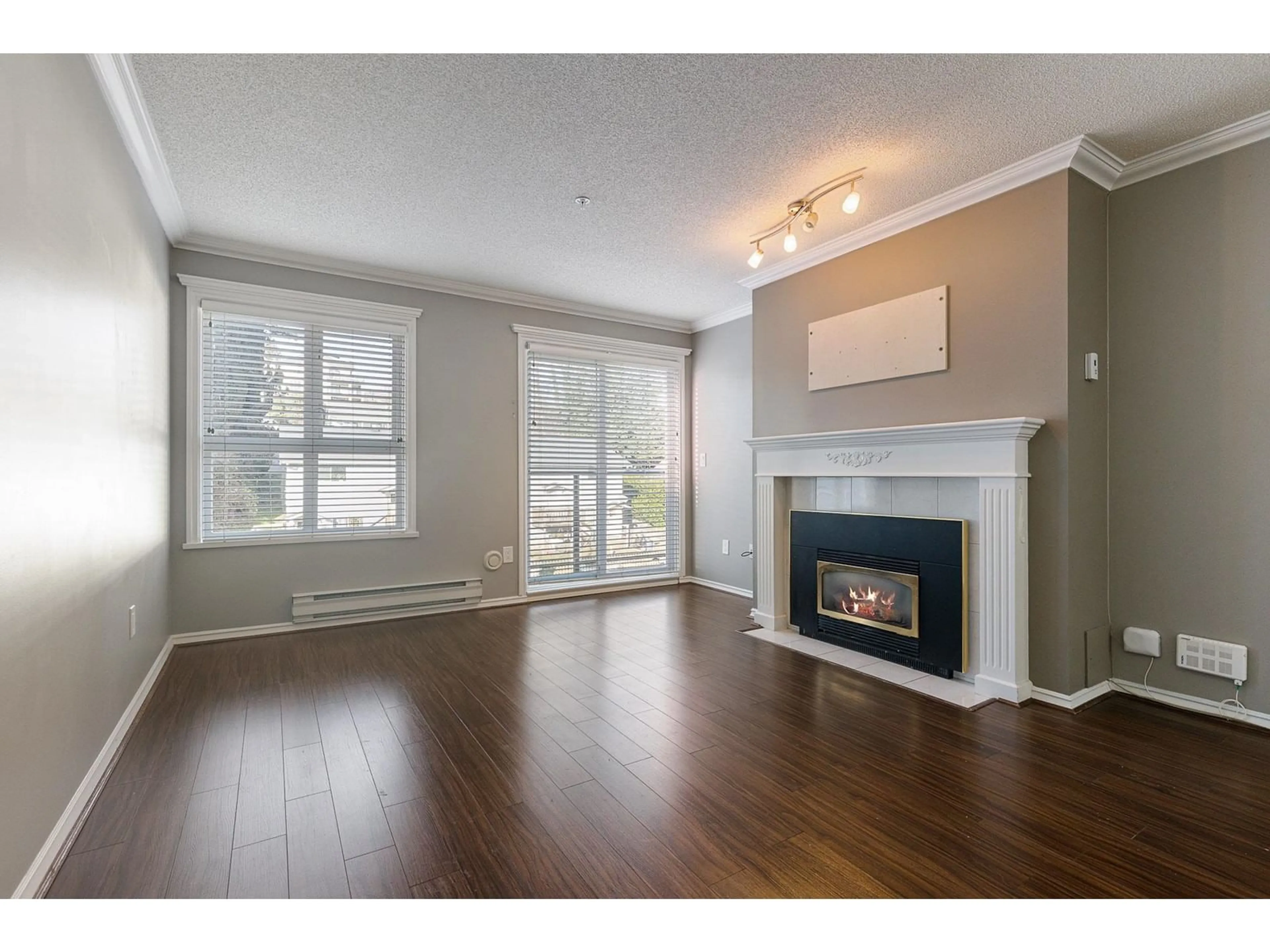 Living room with furniture, wood/laminate floor for 417 33165 2ND AVENUE, Mission British Columbia V2V6T8