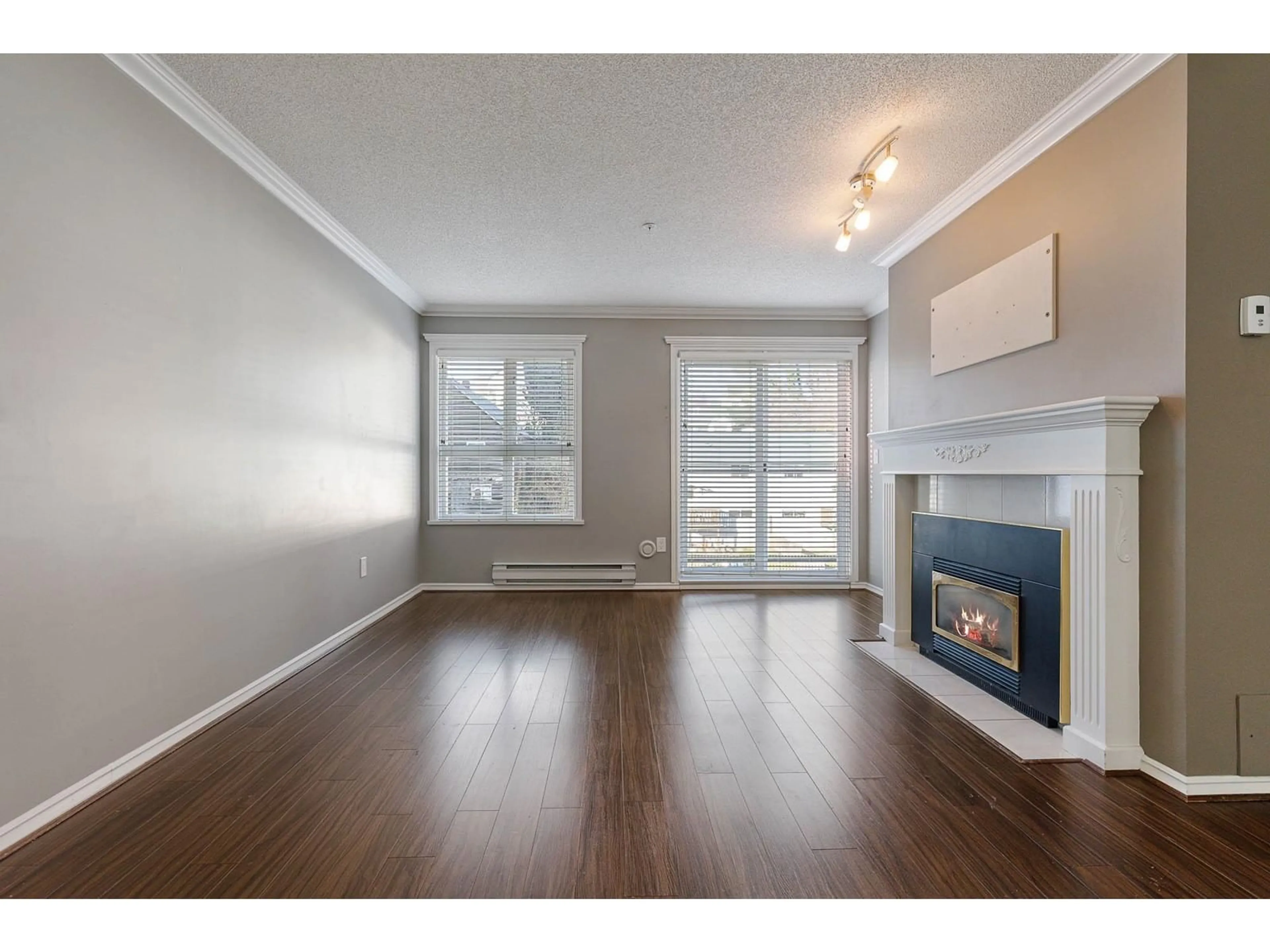 Living room with furniture, wood/laminate floor for 417 33165 2ND AVENUE, Mission British Columbia V2V6T8