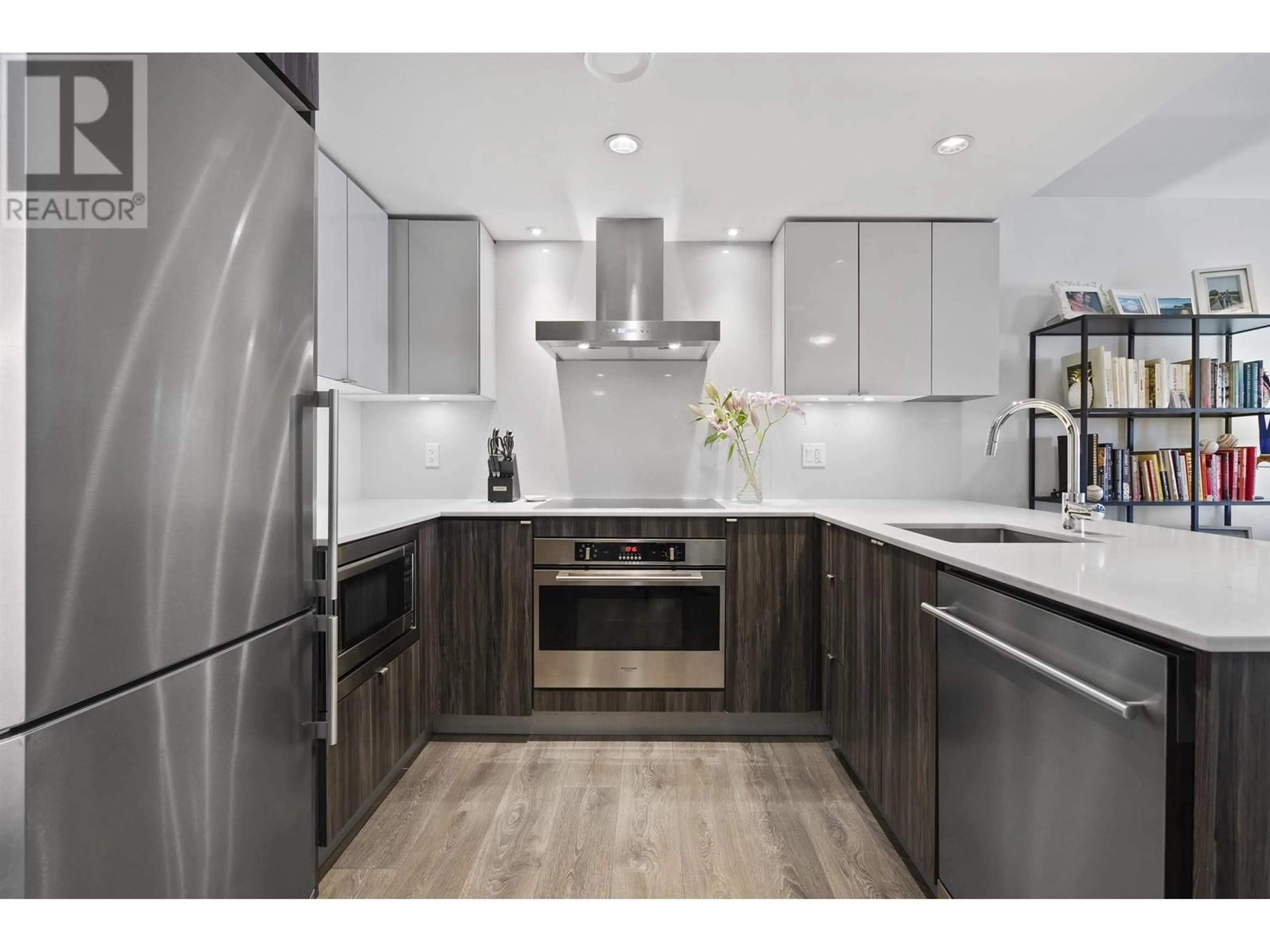 Contemporary kitchen, wood/laminate floor for 1509 1788 COLUMBIA STREET, Vancouver British Columbia V5Y0L7