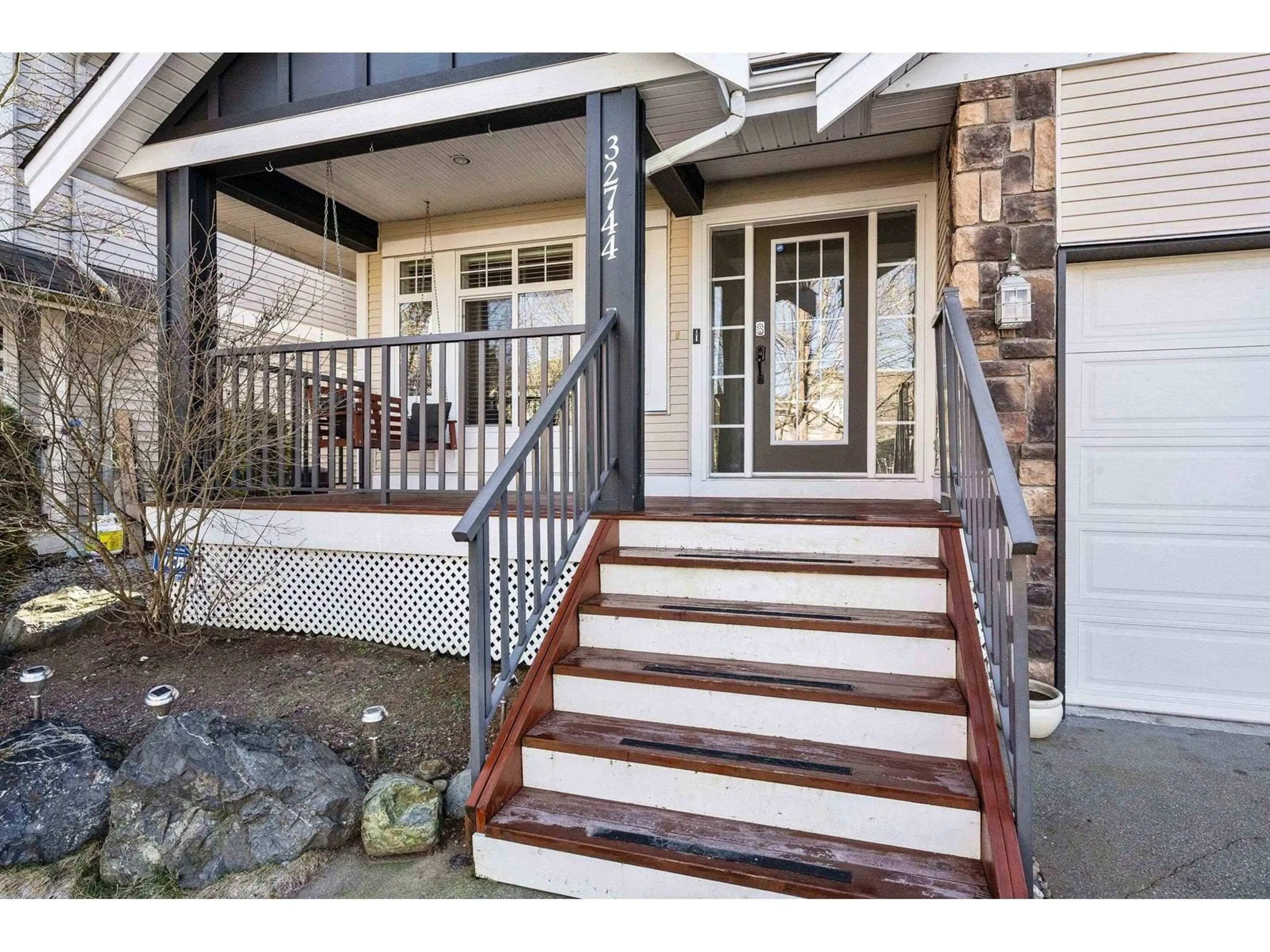 Indoor entryway for 32744 HOOD, Mission British Columbia V2V7R9