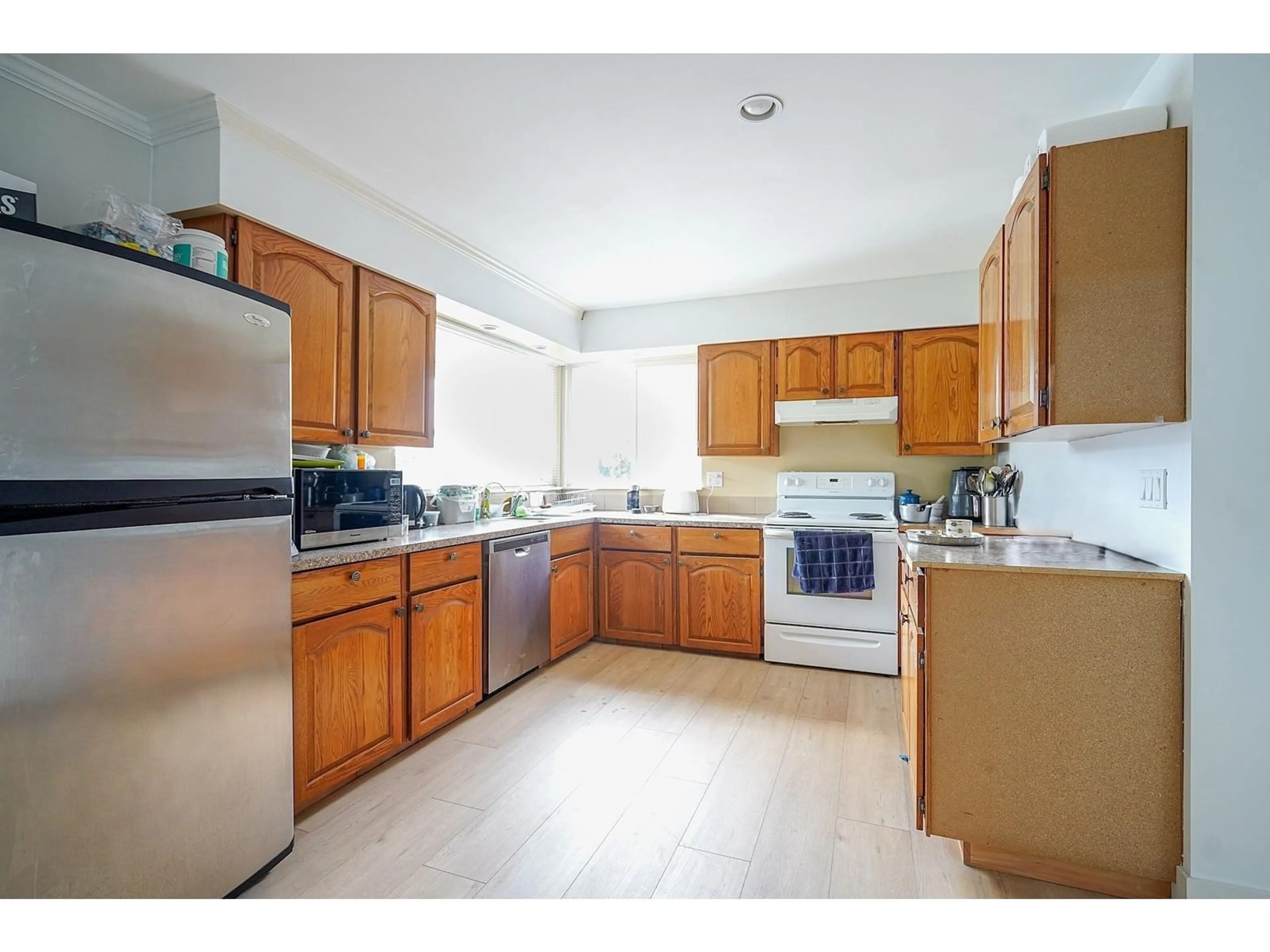 Standard kitchen, unknown for 10381 MAIN STREET, Delta British Columbia V4C2P3