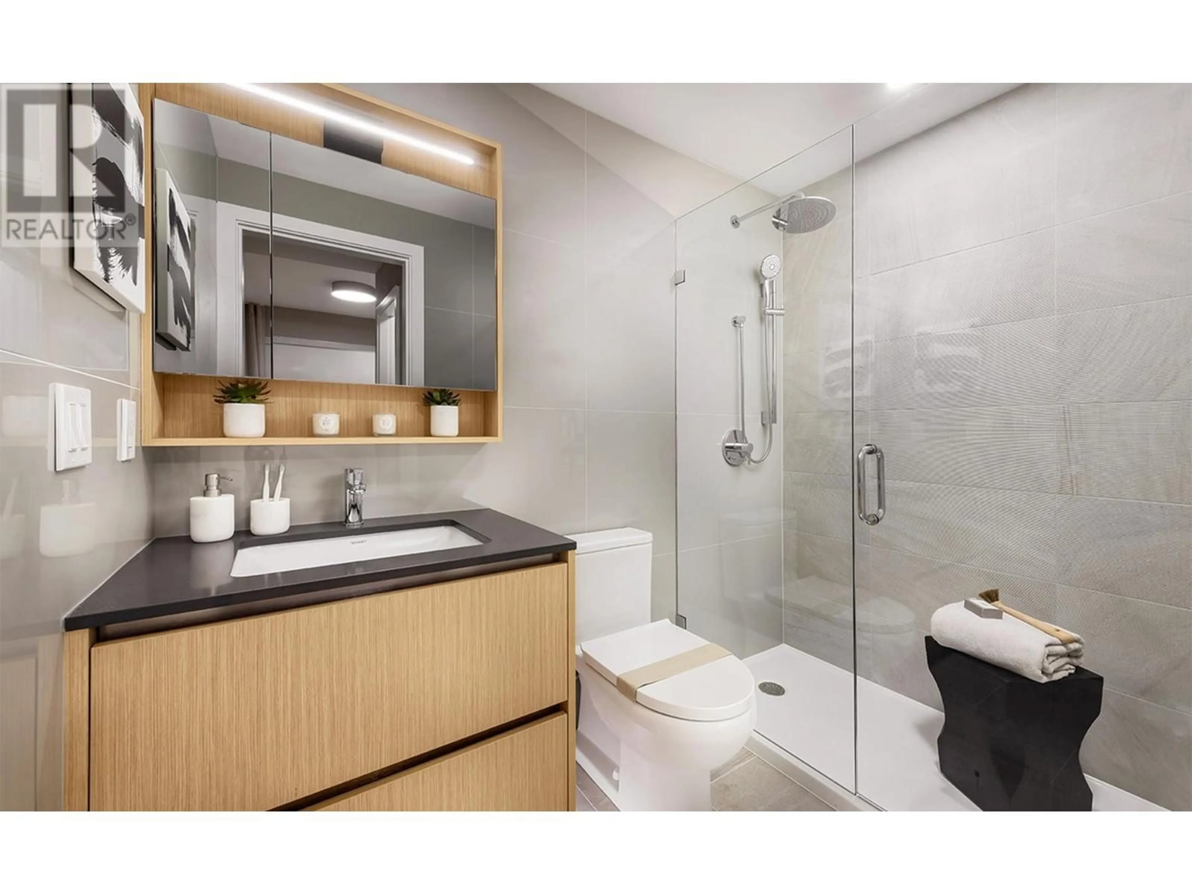 Standard bathroom, ceramic/tile floor for 1001 5593 NO. 3 ROAD, Richmond British Columbia V6X2C7