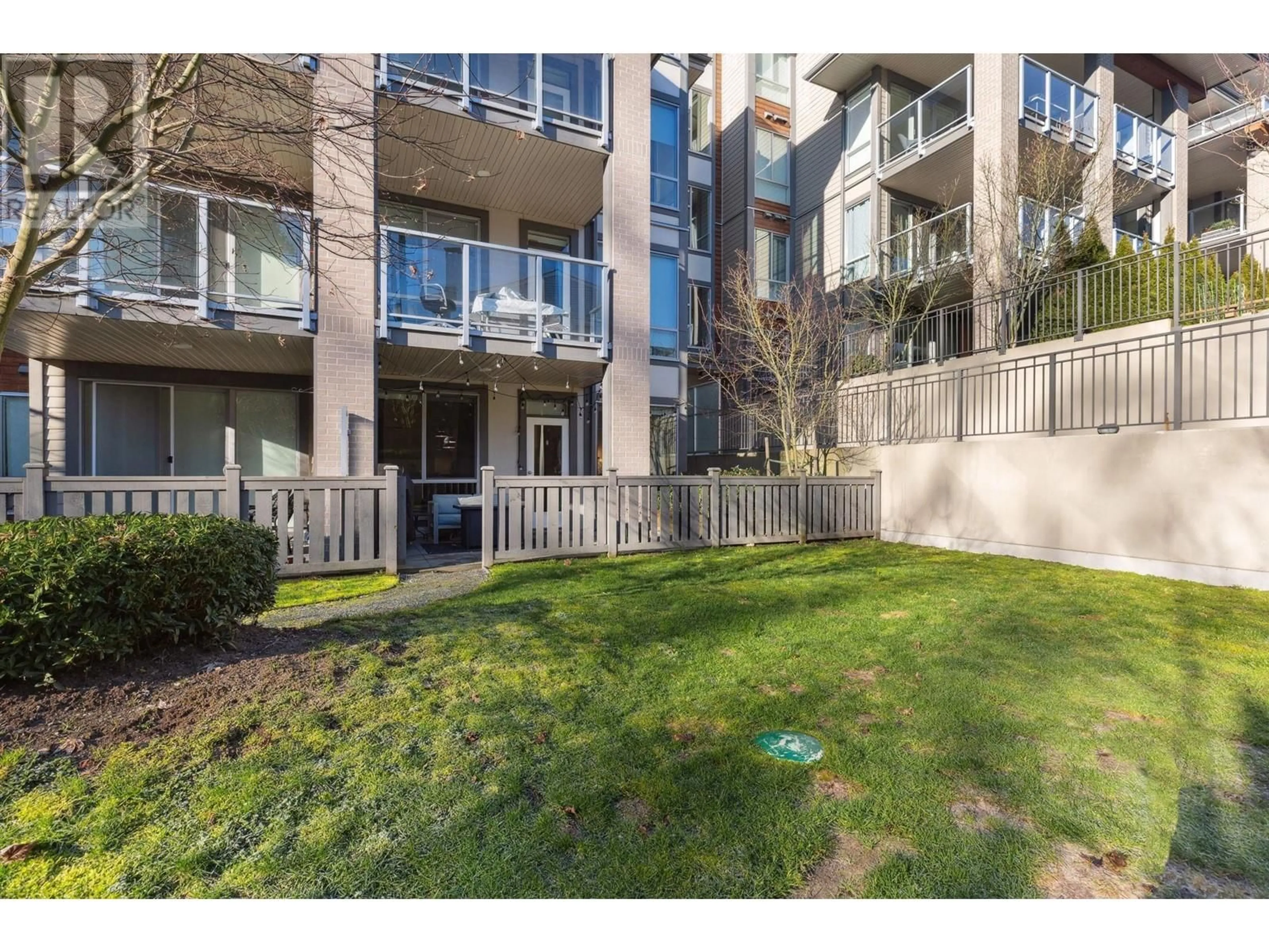 Patio, street for 116 5460 BROADWAY, Burnaby British Columbia V5B0B4