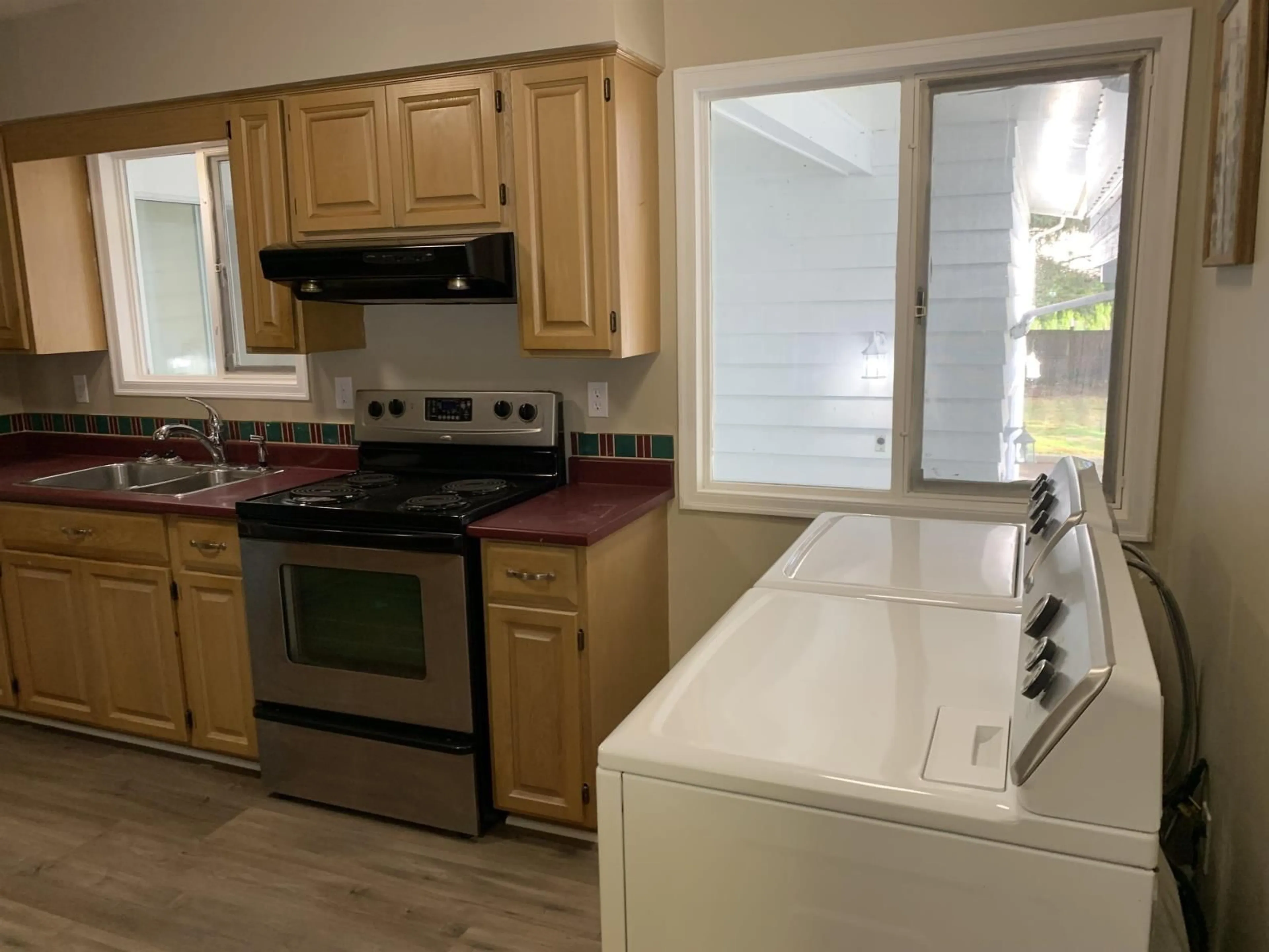 Standard kitchen, ceramic/tile floor for 10440 MCDONALD ROAD|Fairfield Island, Chilliwack British Columbia V2P6L5