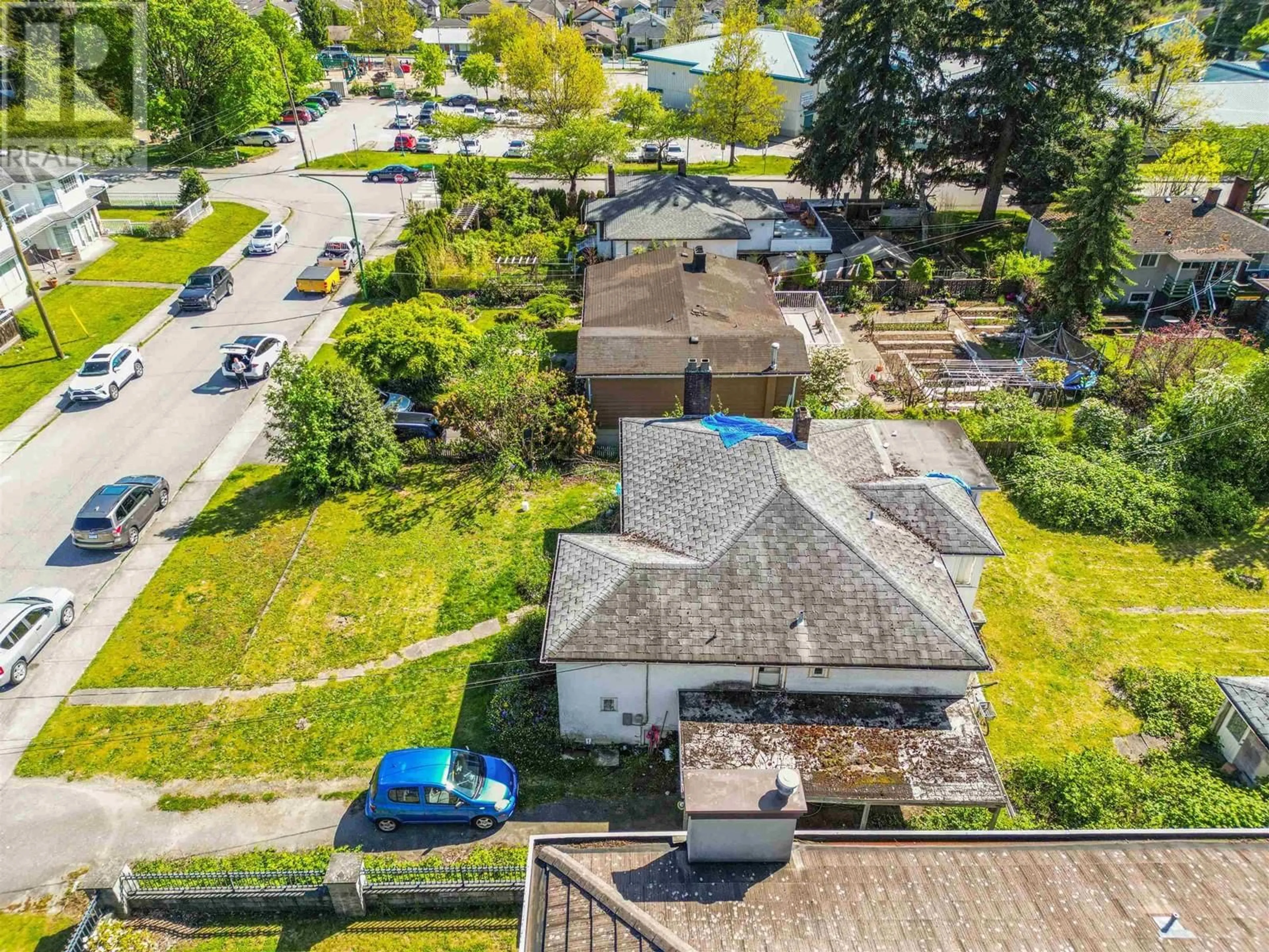 A pic from outside/outdoor area/front of a property/back of a property/a pic from drone, street for 7337 DOW AVENUE, Burnaby British Columbia V6E4A4