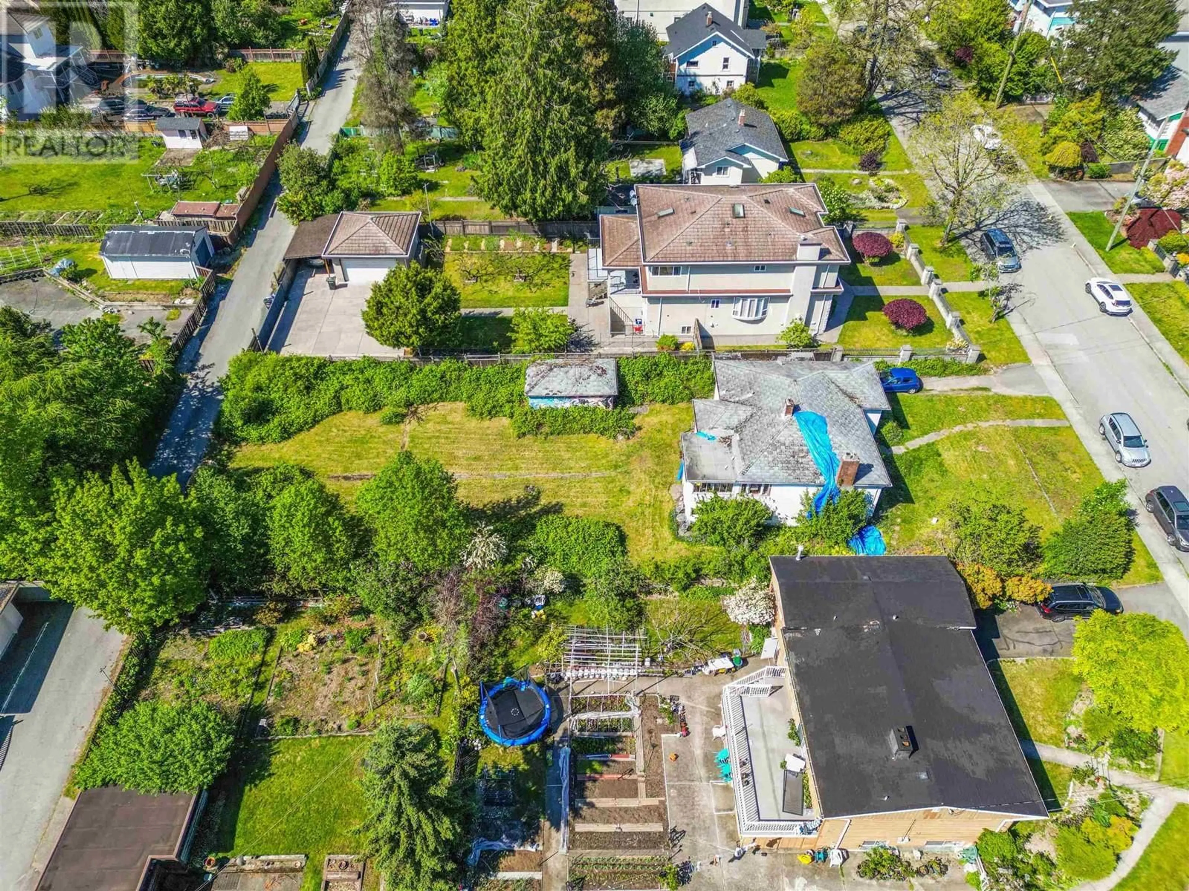 A pic from outside/outdoor area/front of a property/back of a property/a pic from drone, street for 7337 DOW AVENUE, Burnaby British Columbia V6E4A4