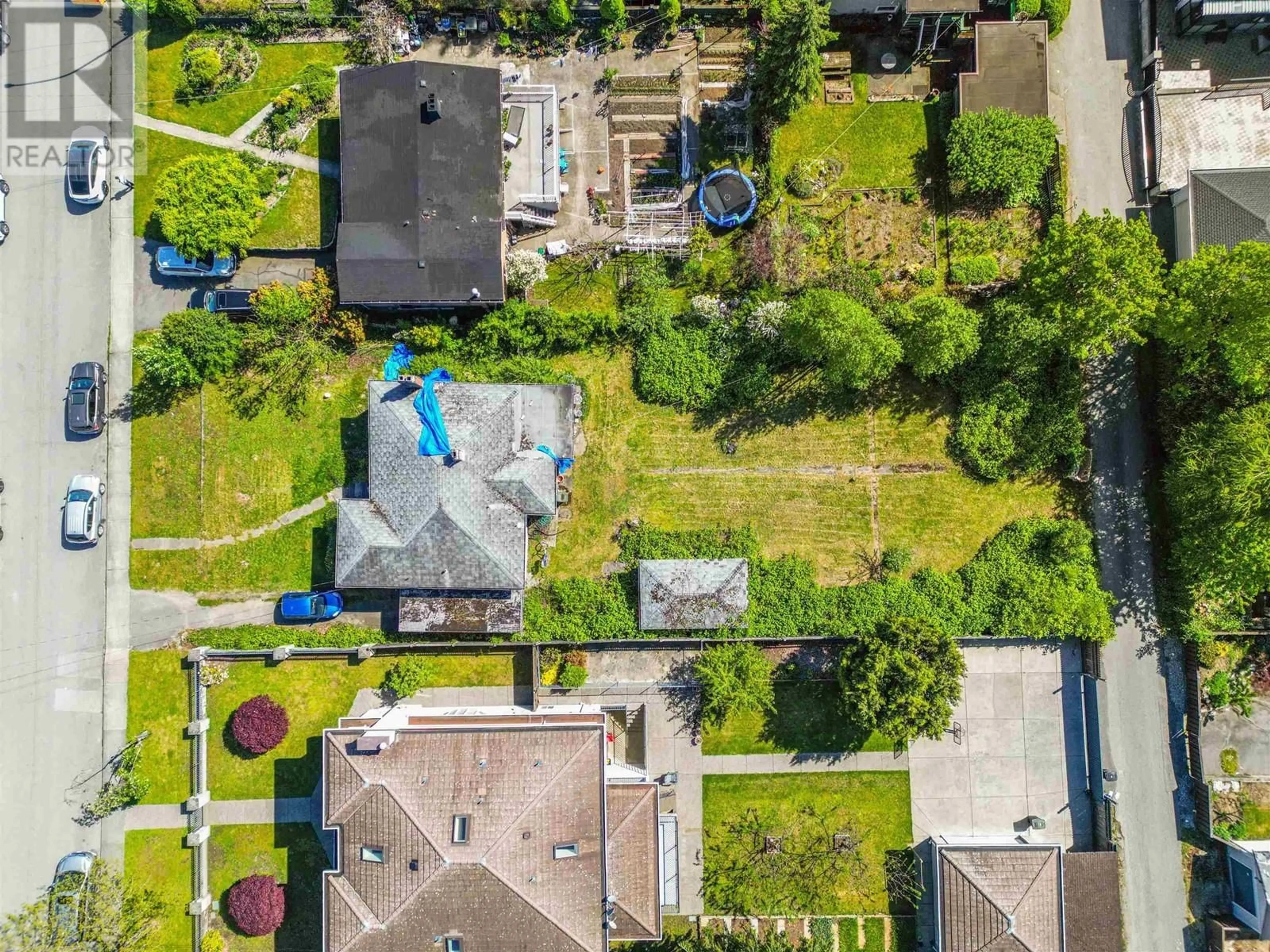 A pic from outside/outdoor area/front of a property/back of a property/a pic from drone, street for 7337 DOW AVENUE, Burnaby British Columbia V6E4A4