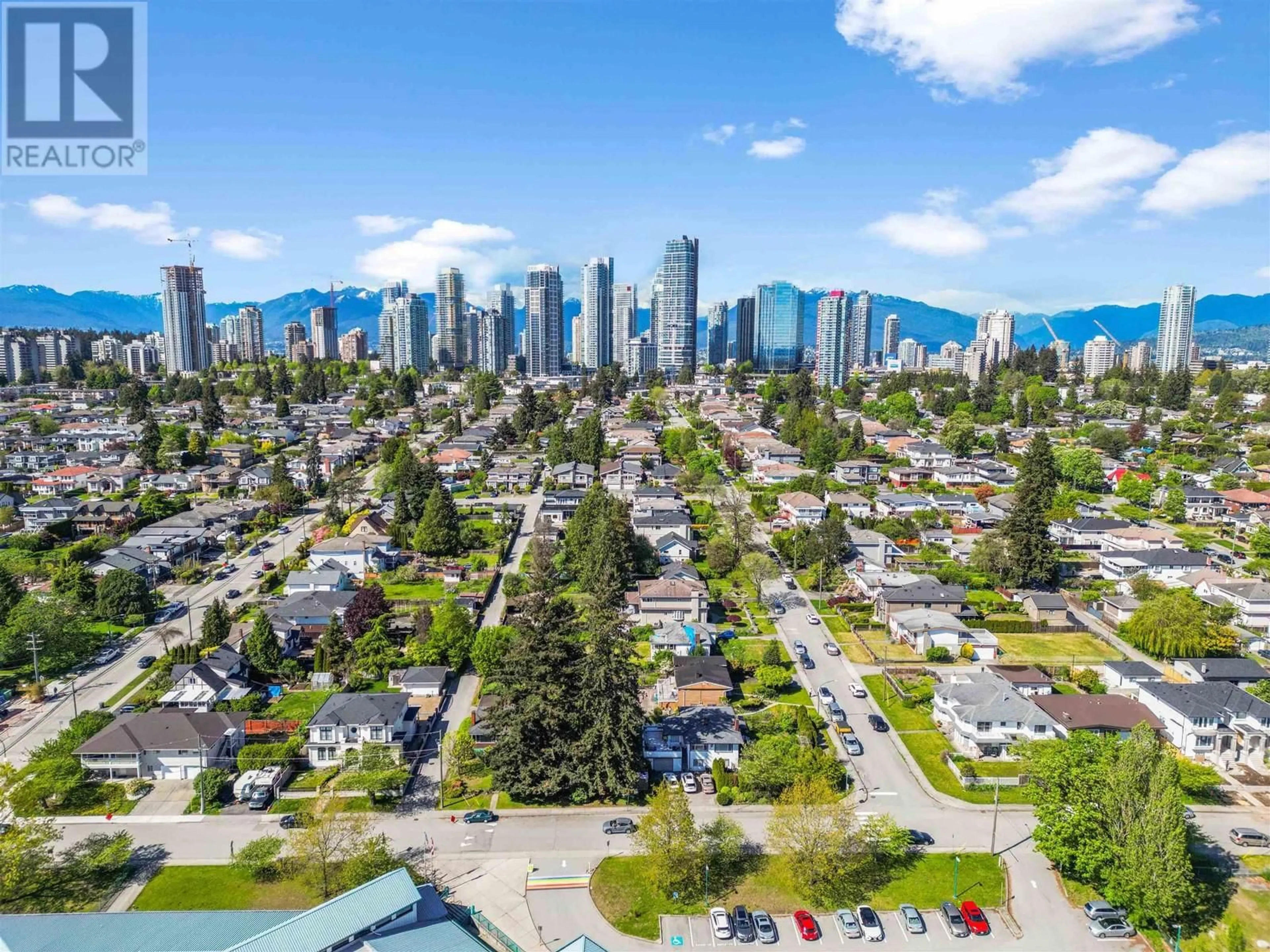 A pic from outside/outdoor area/front of a property/back of a property/a pic from drone, city buildings view from balcony for 7337 DOW AVENUE, Burnaby British Columbia V6E4A4