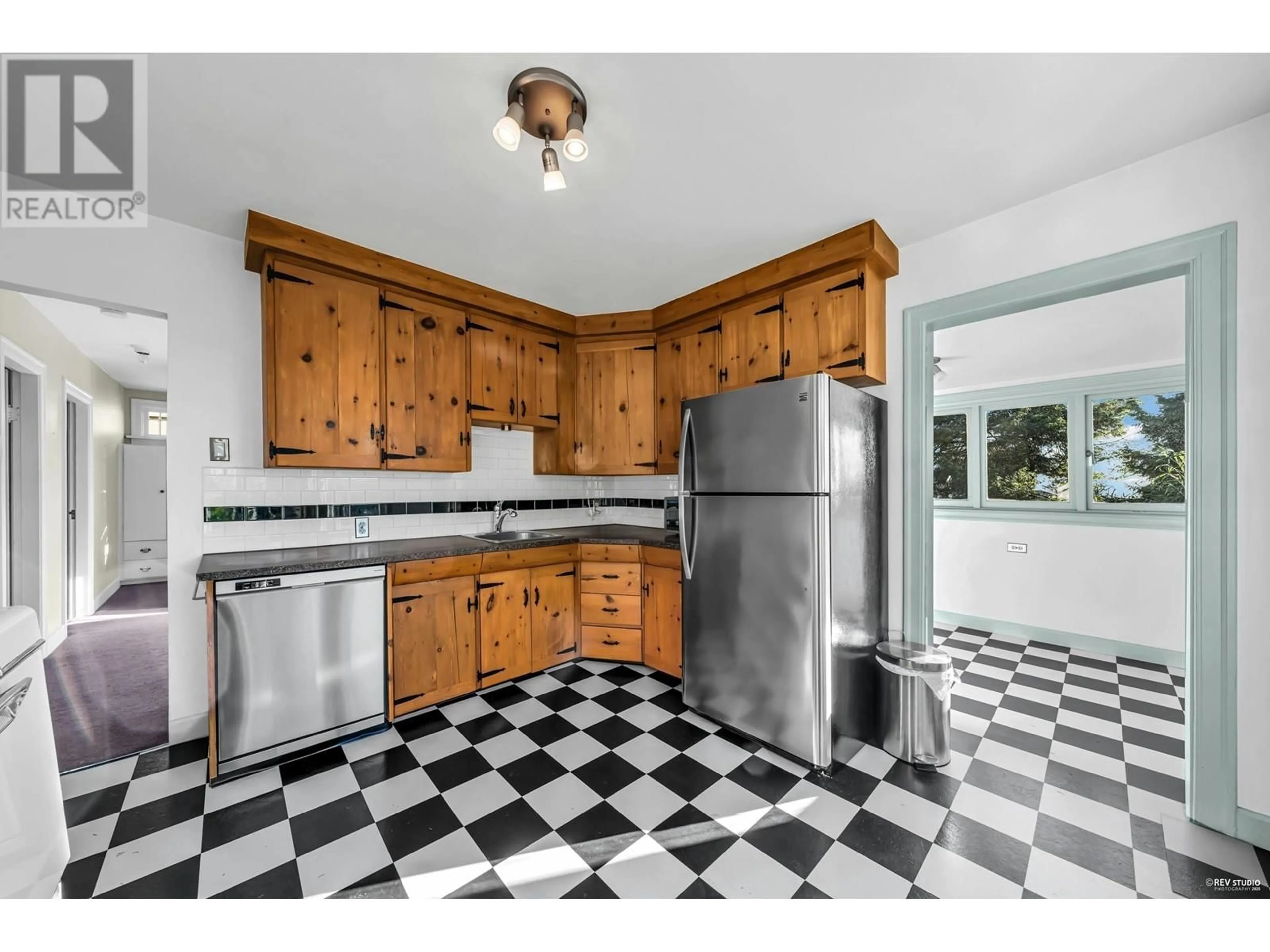 Standard kitchen, ceramic/tile floor for 353 E 8TH STREET, North Vancouver British Columbia V7L1Z2