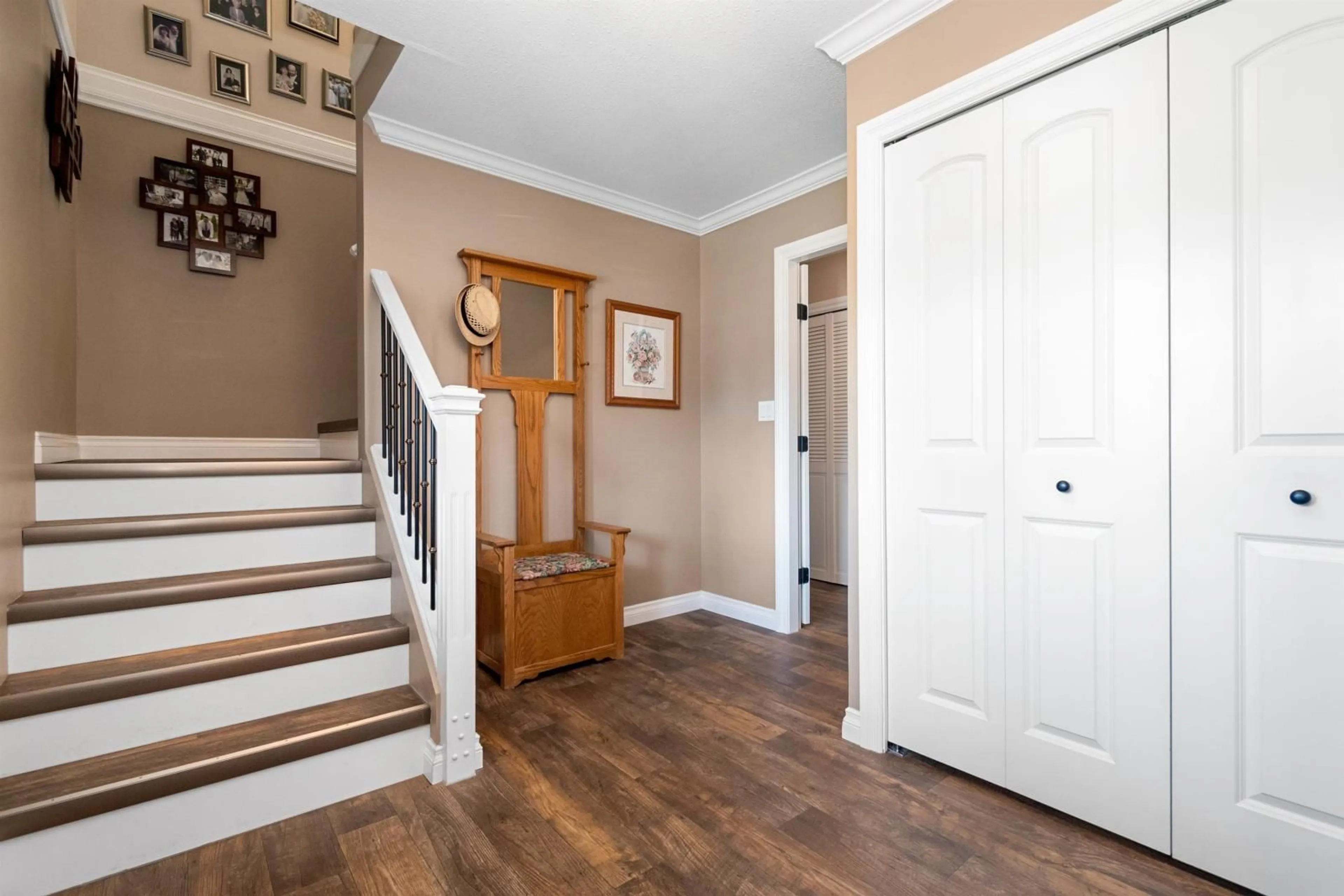 Indoor entryway for 8562 BROADWAY STREET|Chilliwack Proper S, Chilliwack British Columbia V2P5T7