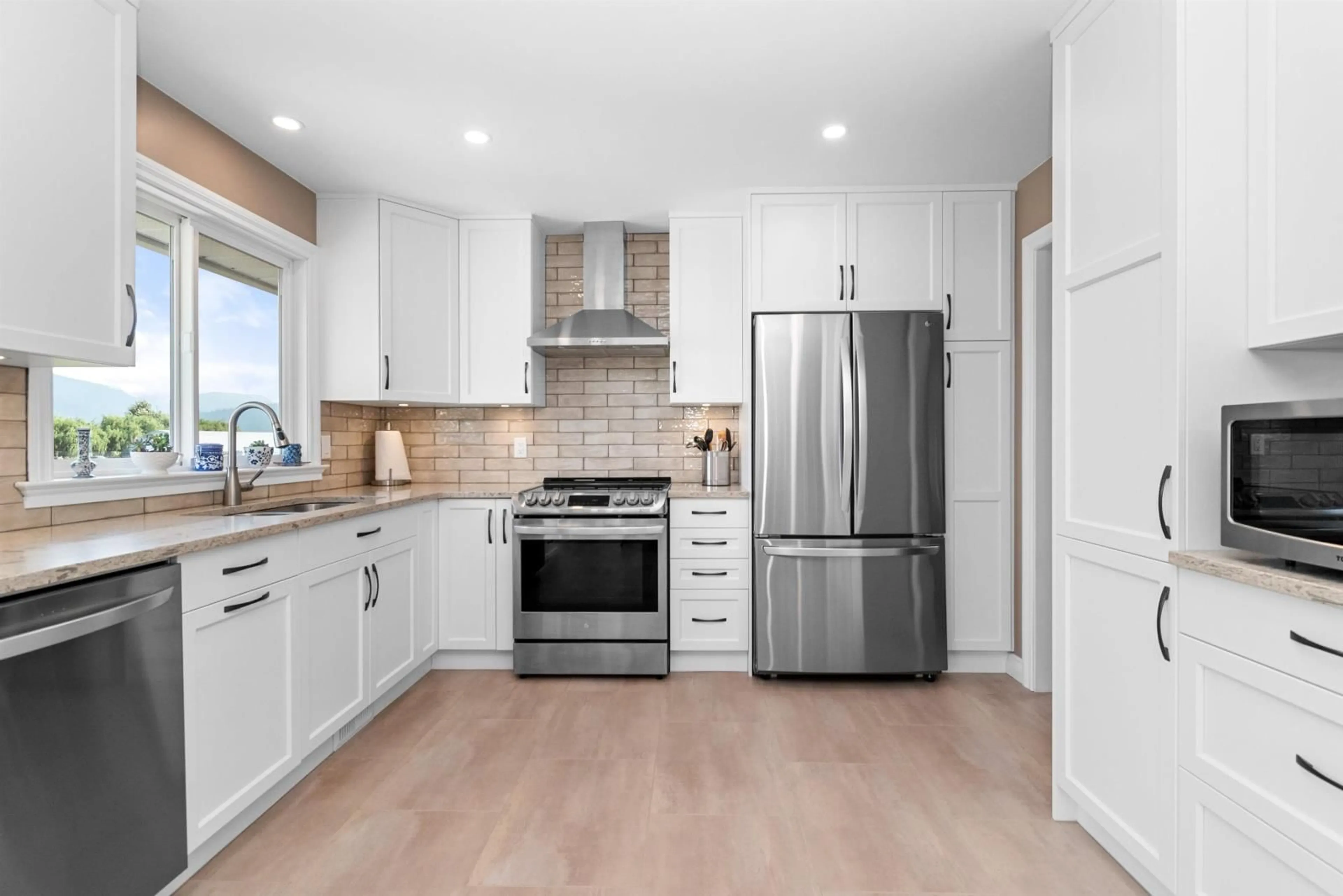 Contemporary kitchen, ceramic/tile floor for 8562 BROADWAY STREET|Chilliwack Proper S, Chilliwack British Columbia V2P5T7