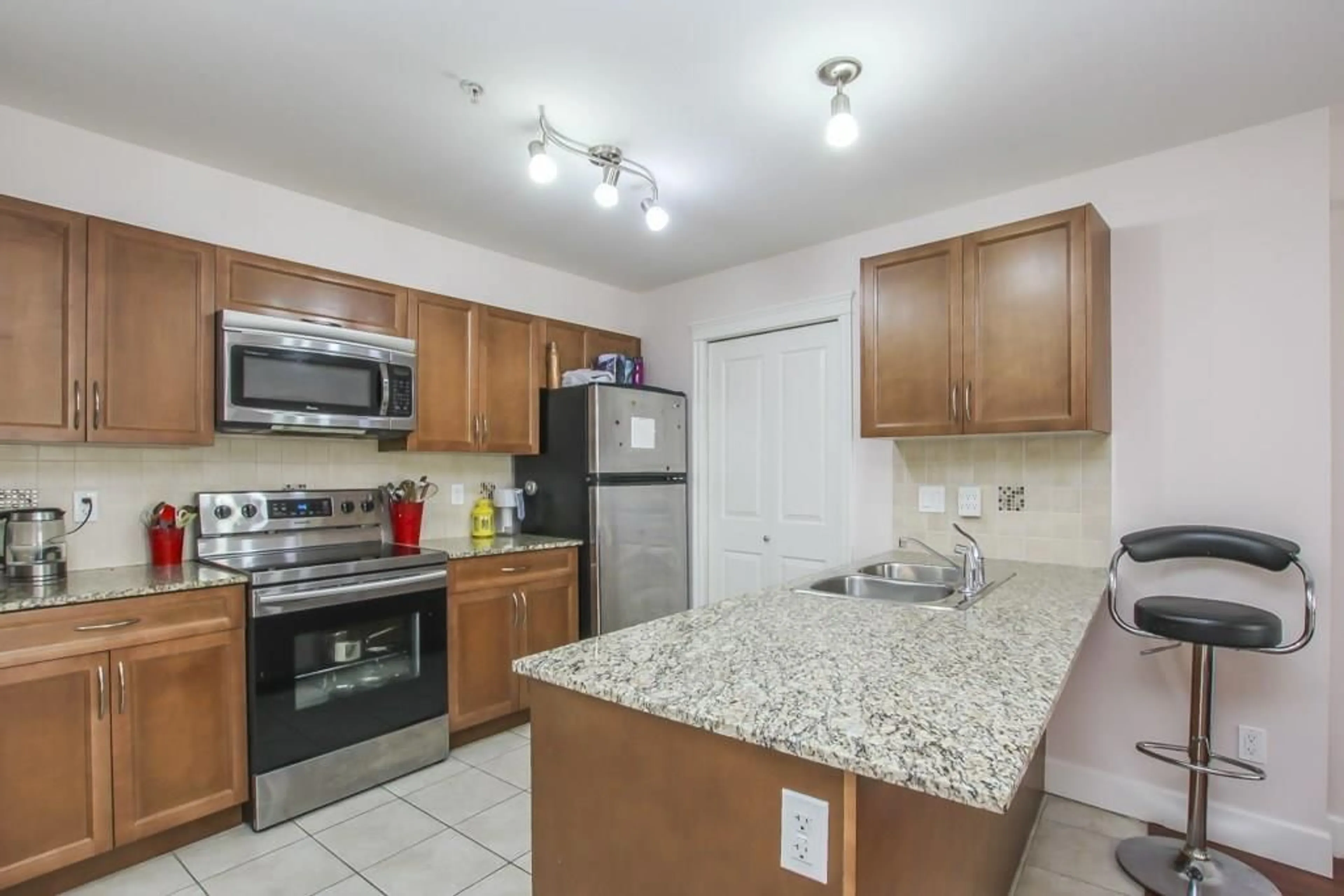 Standard kitchen, unknown for 220 12088 75A AVENUE, Surrey British Columbia V3W1Y4