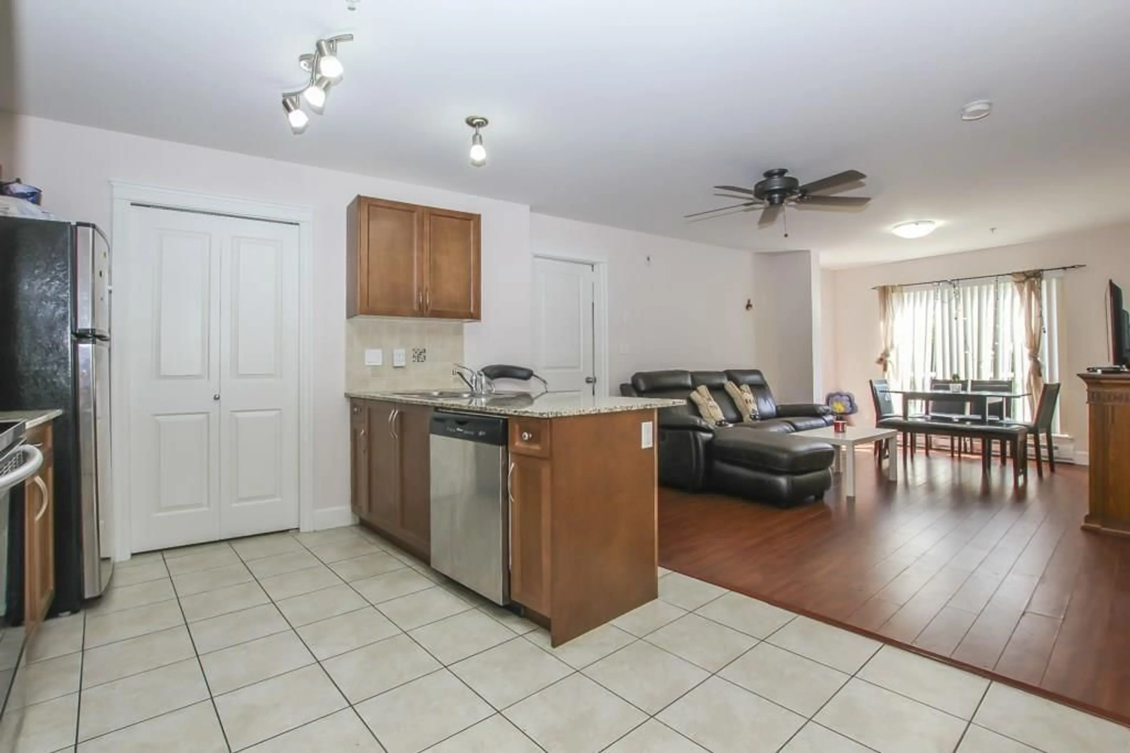 Open concept kitchen, unknown for 220 12088 75A AVENUE, Surrey British Columbia V3W1Y4