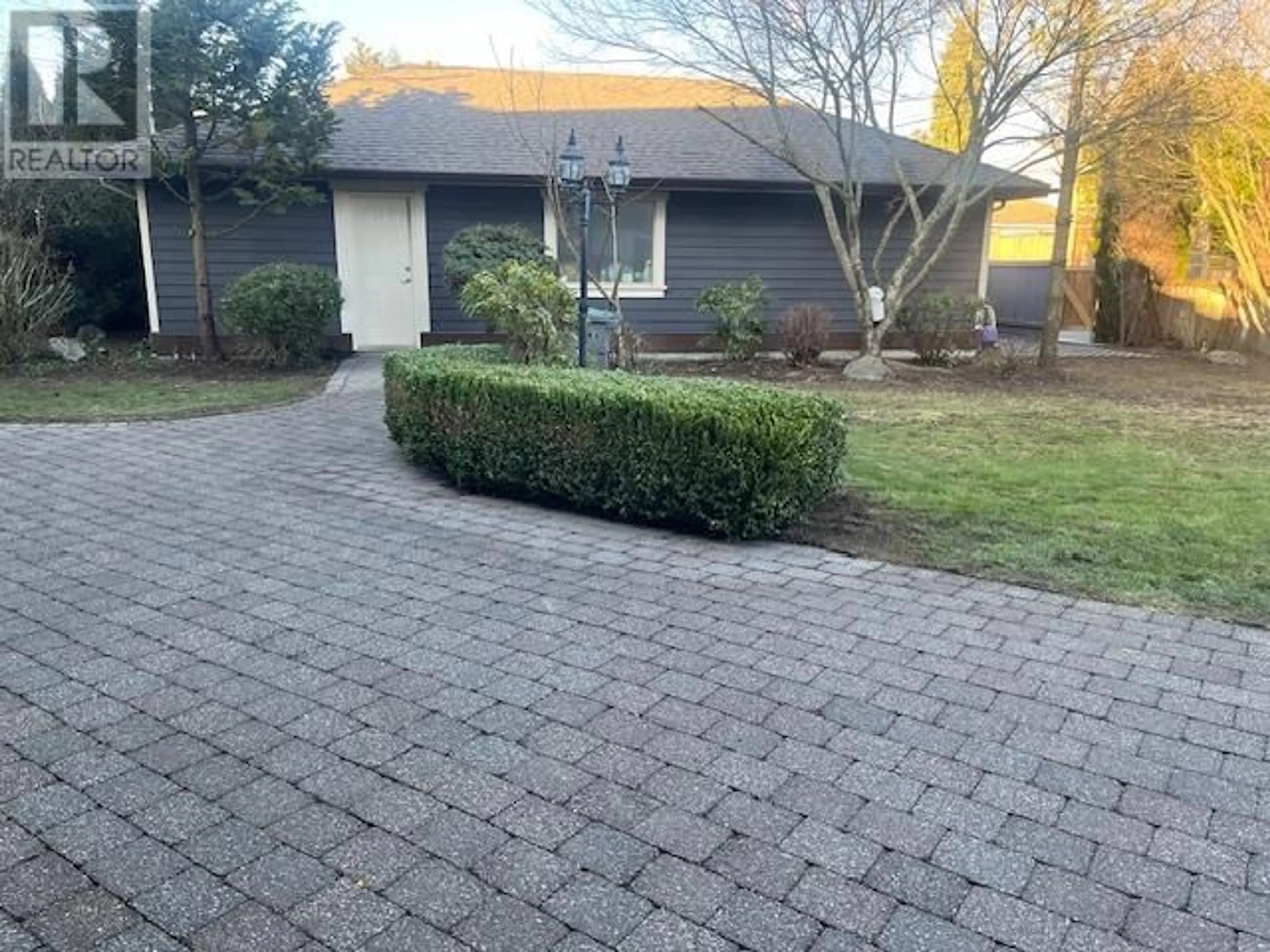 A pic from outside/outdoor area/front of a property/back of a property/a pic from drone, street for 607 W 53 AVENUE, Vancouver British Columbia V6P1K2