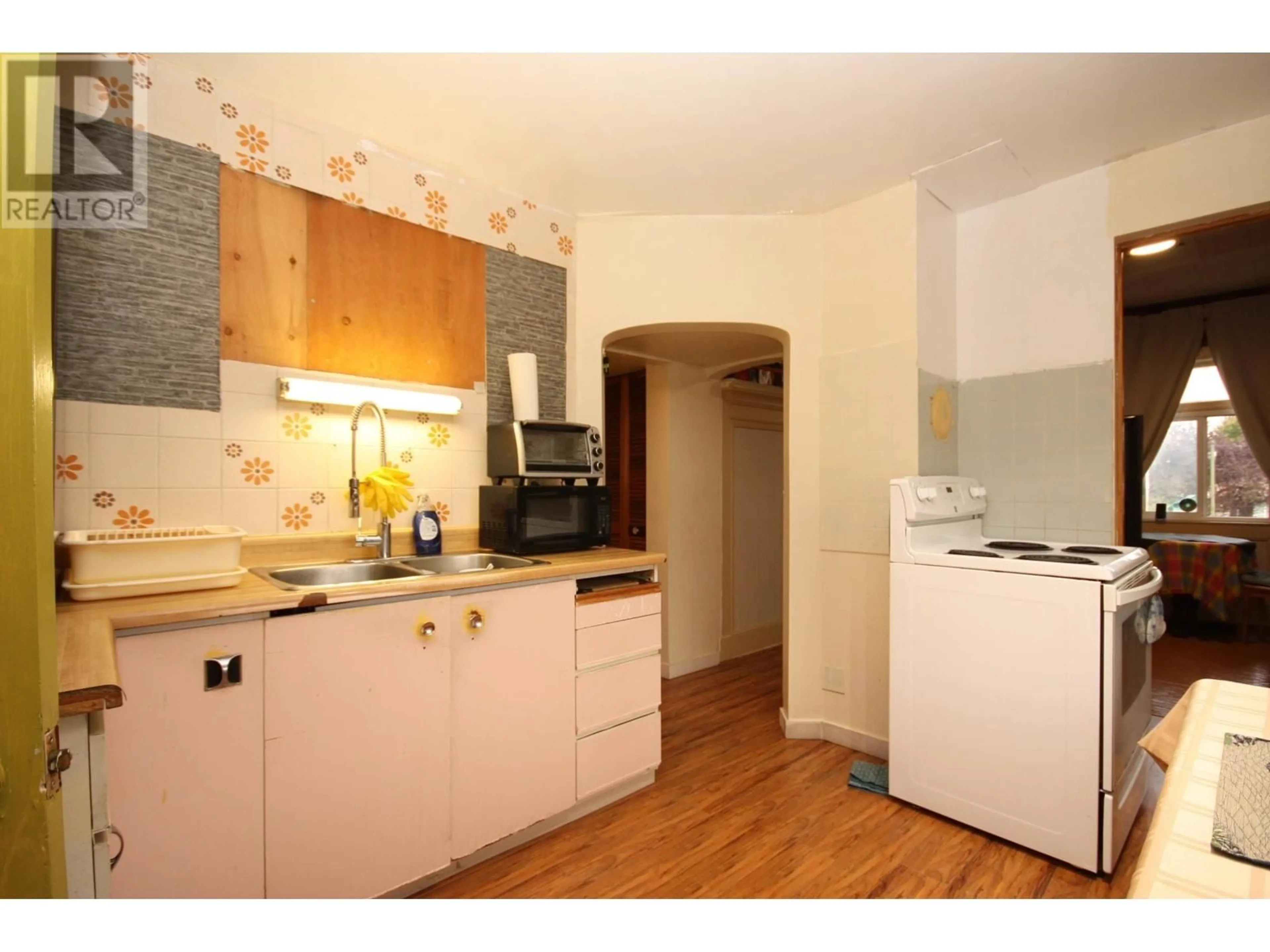 Standard kitchen, wood/laminate floor for 5011 CHATHAM STREET, Vancouver British Columbia V5R3Z2
