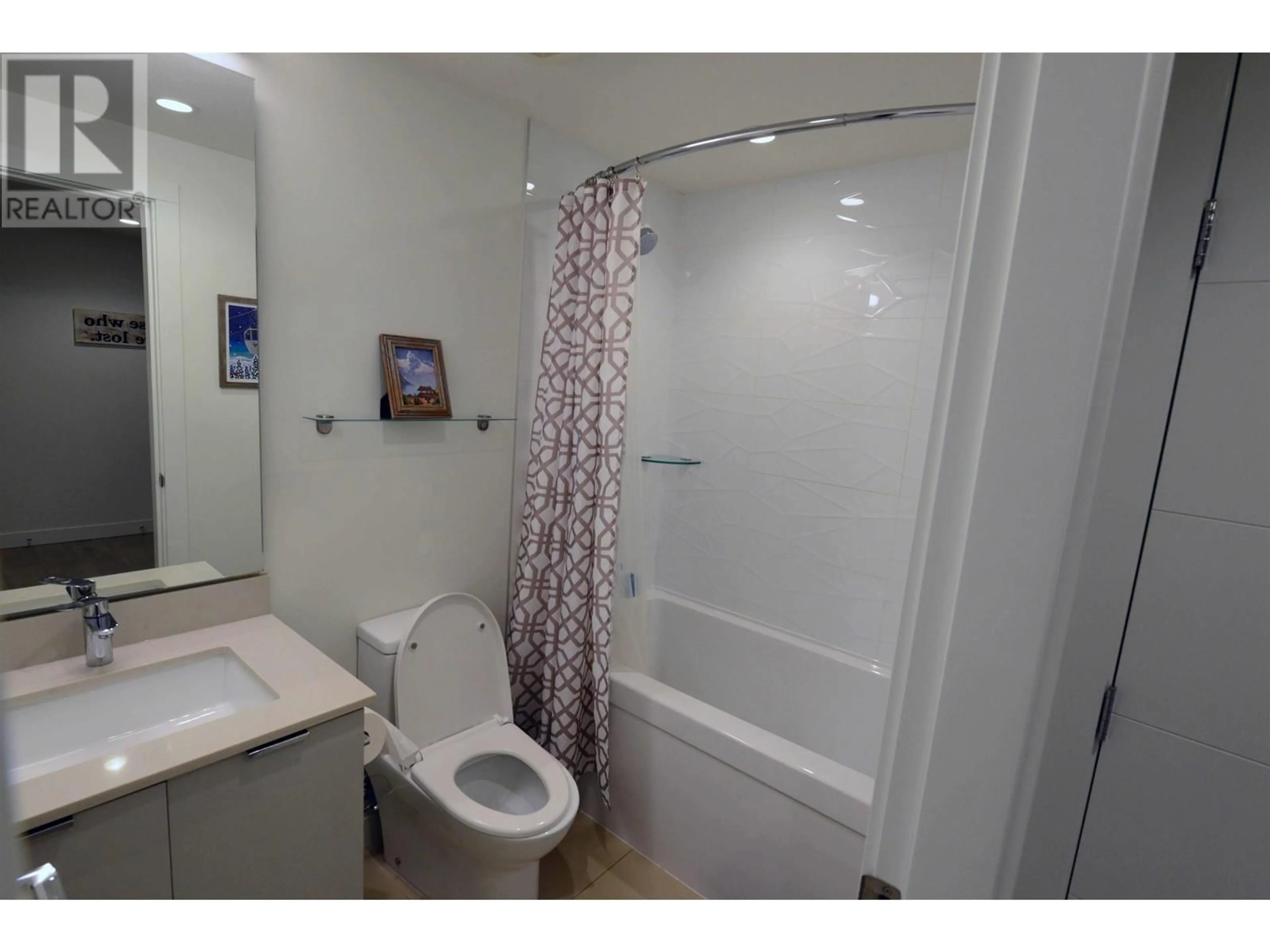 Standard bathroom, ceramic/tile floor for 121 - 108 8TH STREET, North Vancouver British Columbia V7L0H1