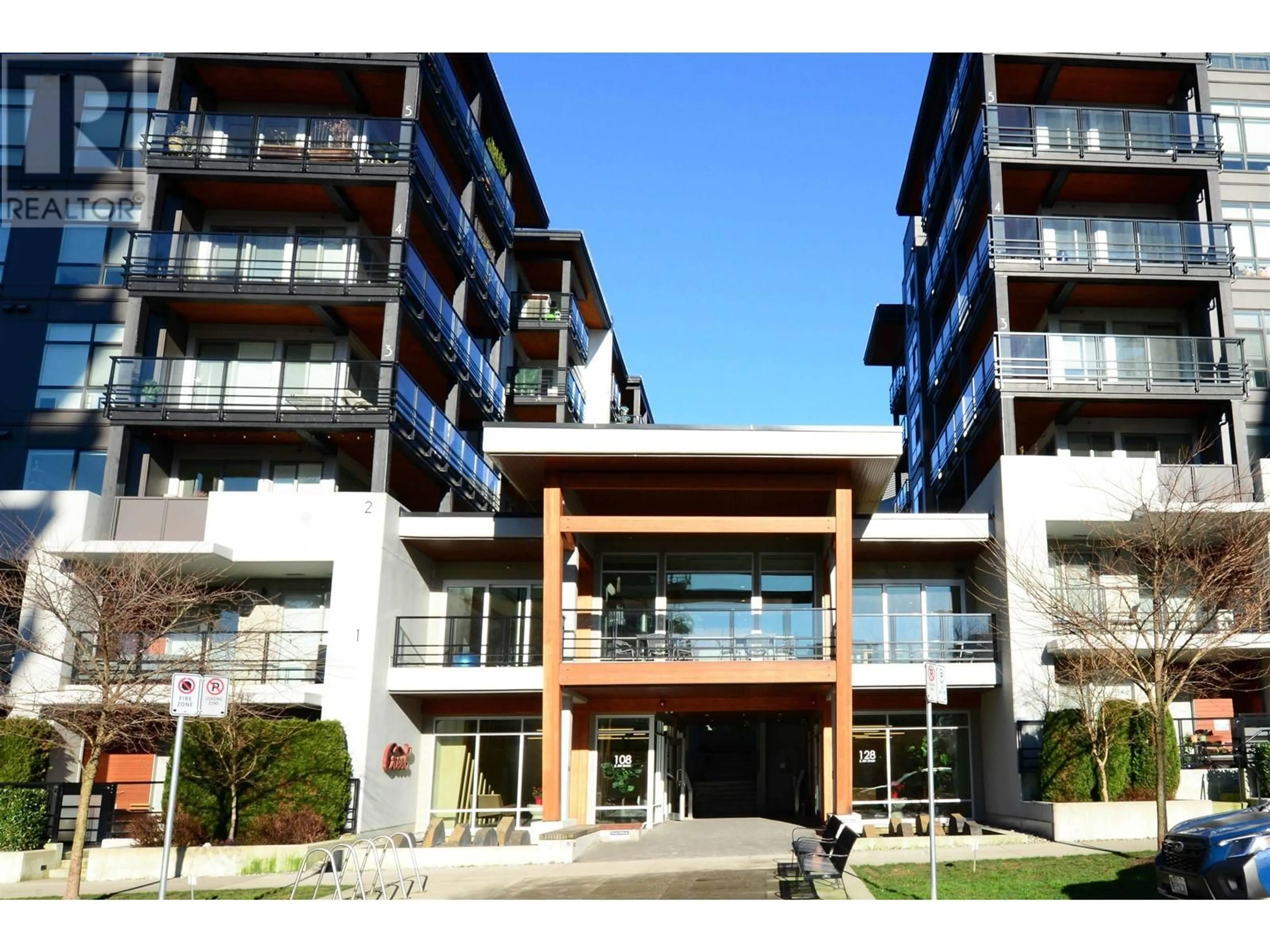 Indoor foyer for 121 108 E 8TH STREET, North Vancouver British Columbia V7L0H1