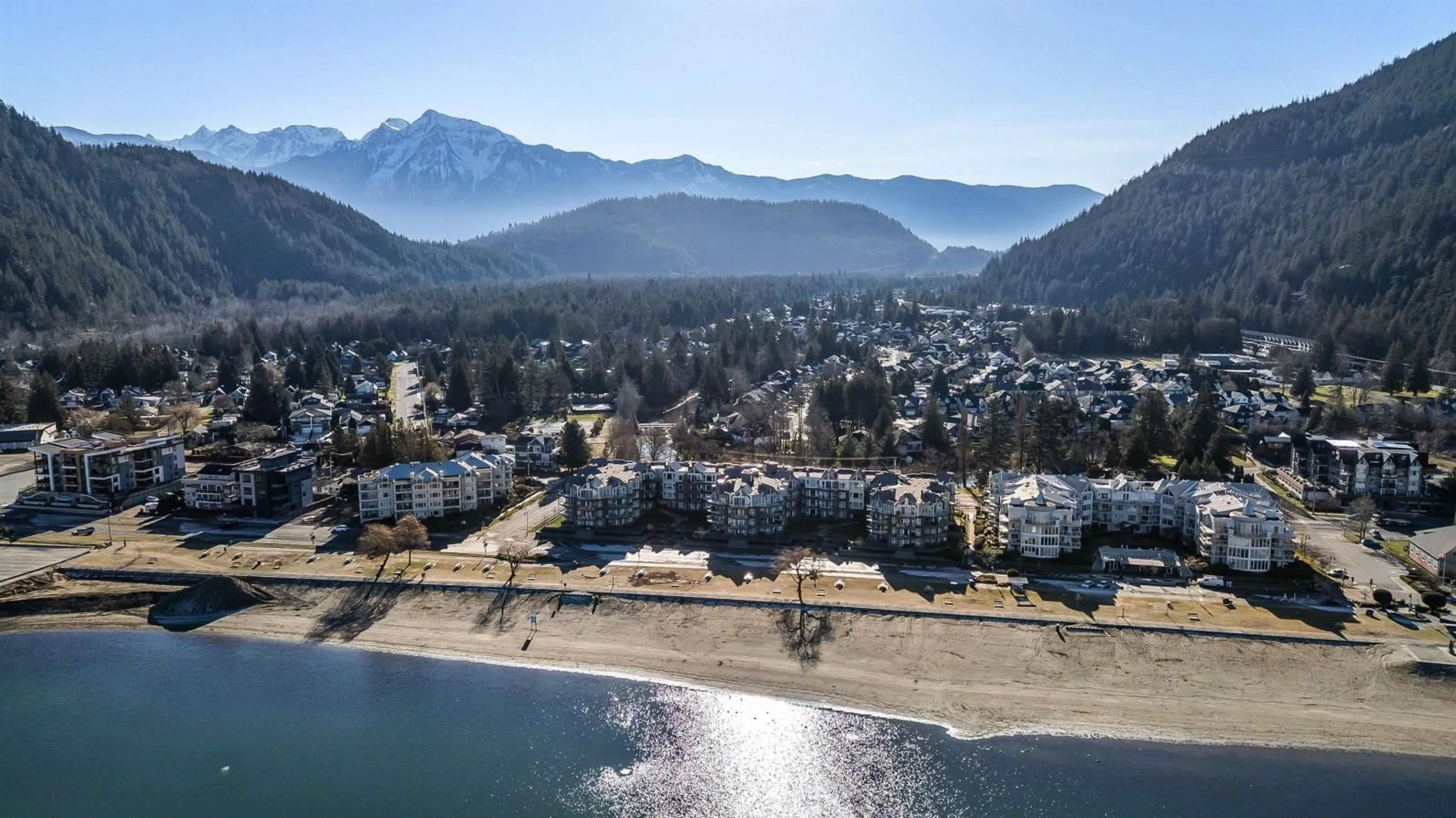 A pic from outside/outdoor area/front of a property/back of a property/a pic from drone, water/lake/river/ocean view for 315 378 ESPLANADE AVENUE|Harrison Hot Sp, Harrison Hot Springs British Columbia V0M1K0