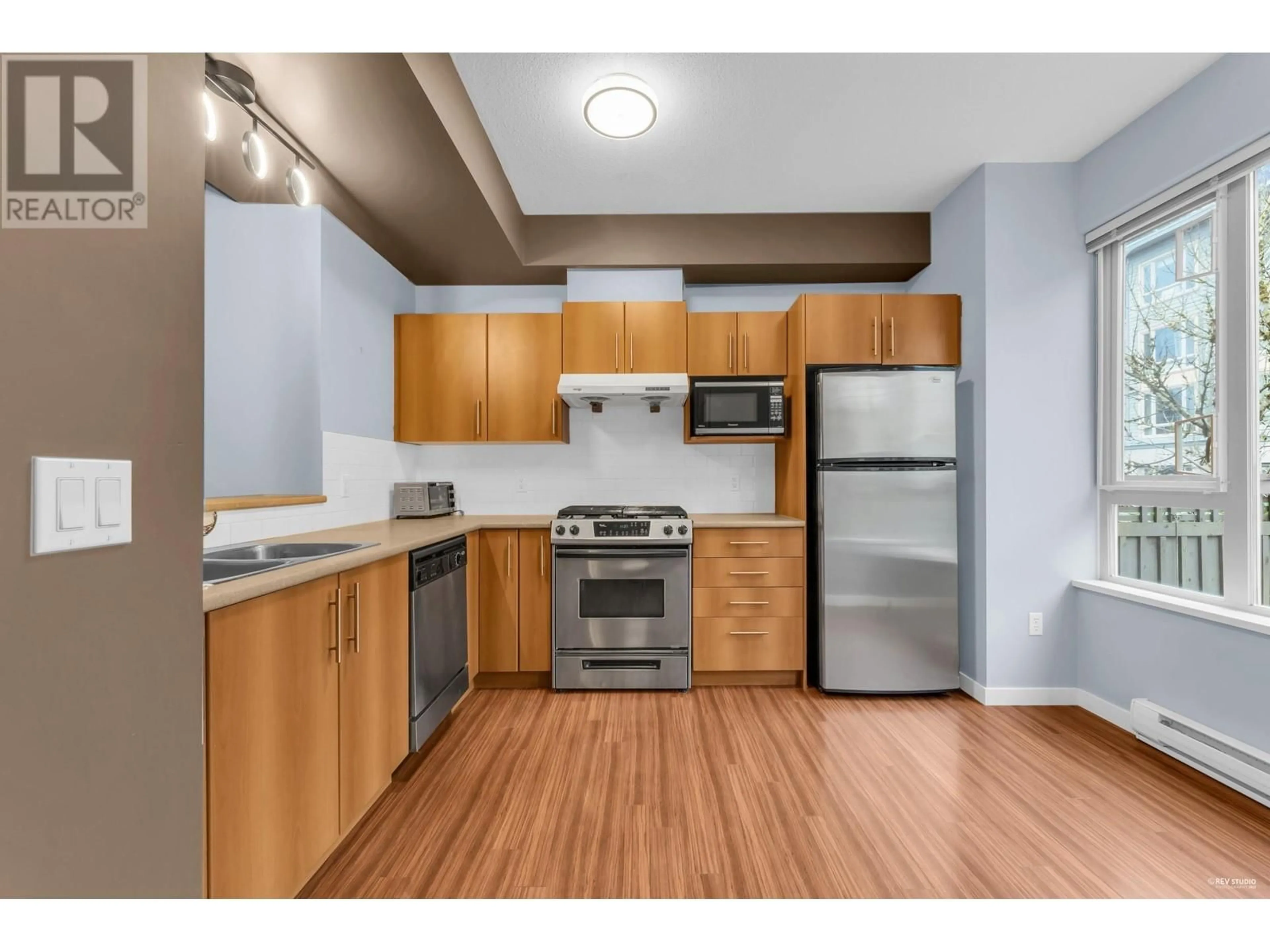 Standard kitchen, unknown for 51 - 9229 UNIVERSITY CRESCENT, Burnaby British Columbia V5A4Z2