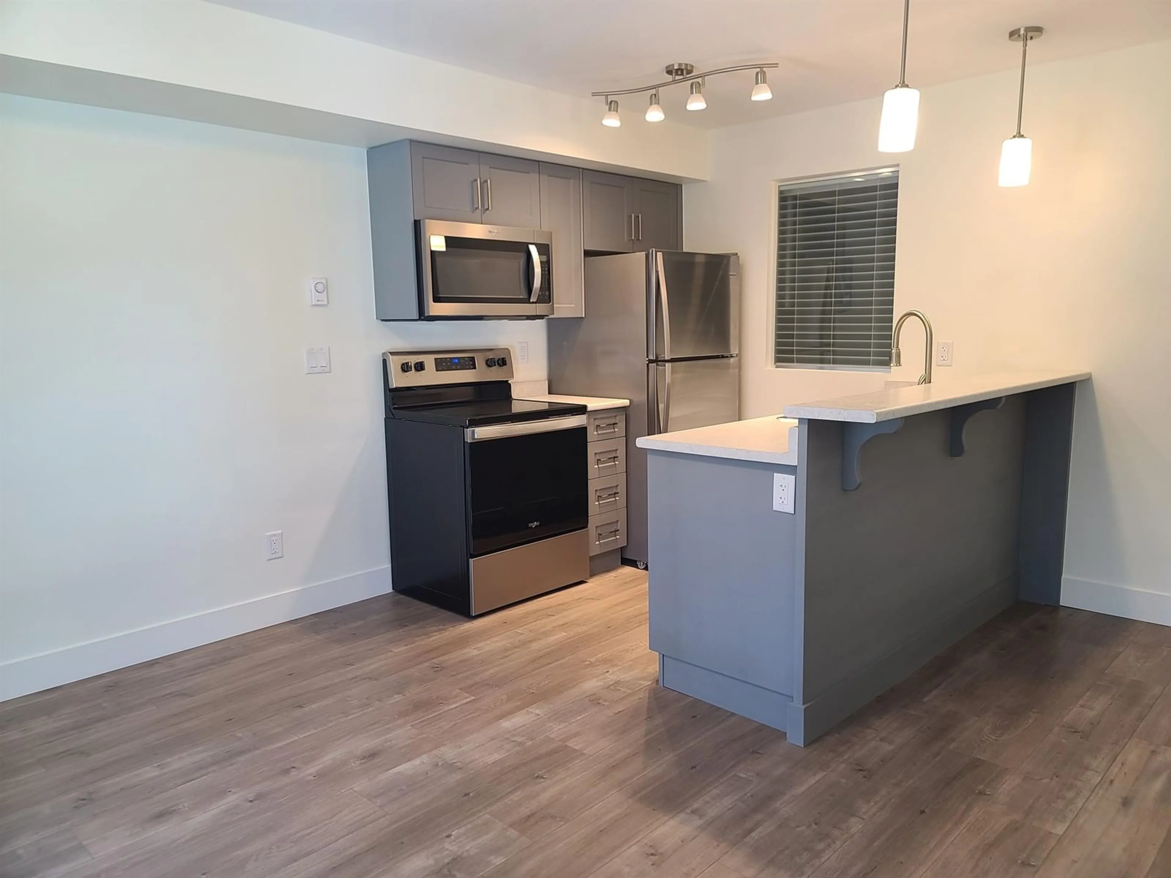 Open concept kitchen, wood/laminate floor for 223 30515 CARDINAL AVENUE, Abbotsford British Columbia V2T0A8