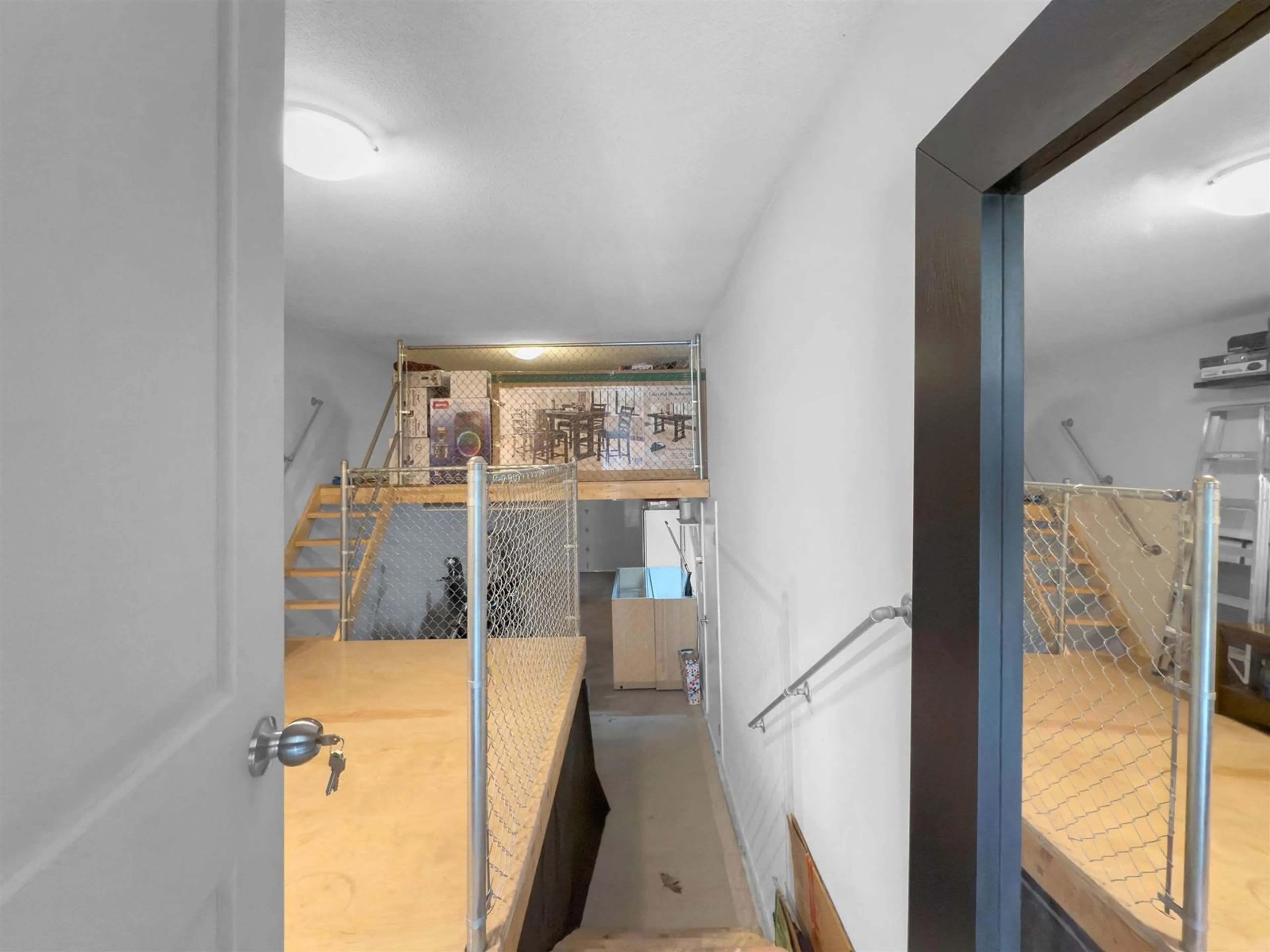 Indoor foyer for 7 - 18819 71, Surrey British Columbia V4N6N9