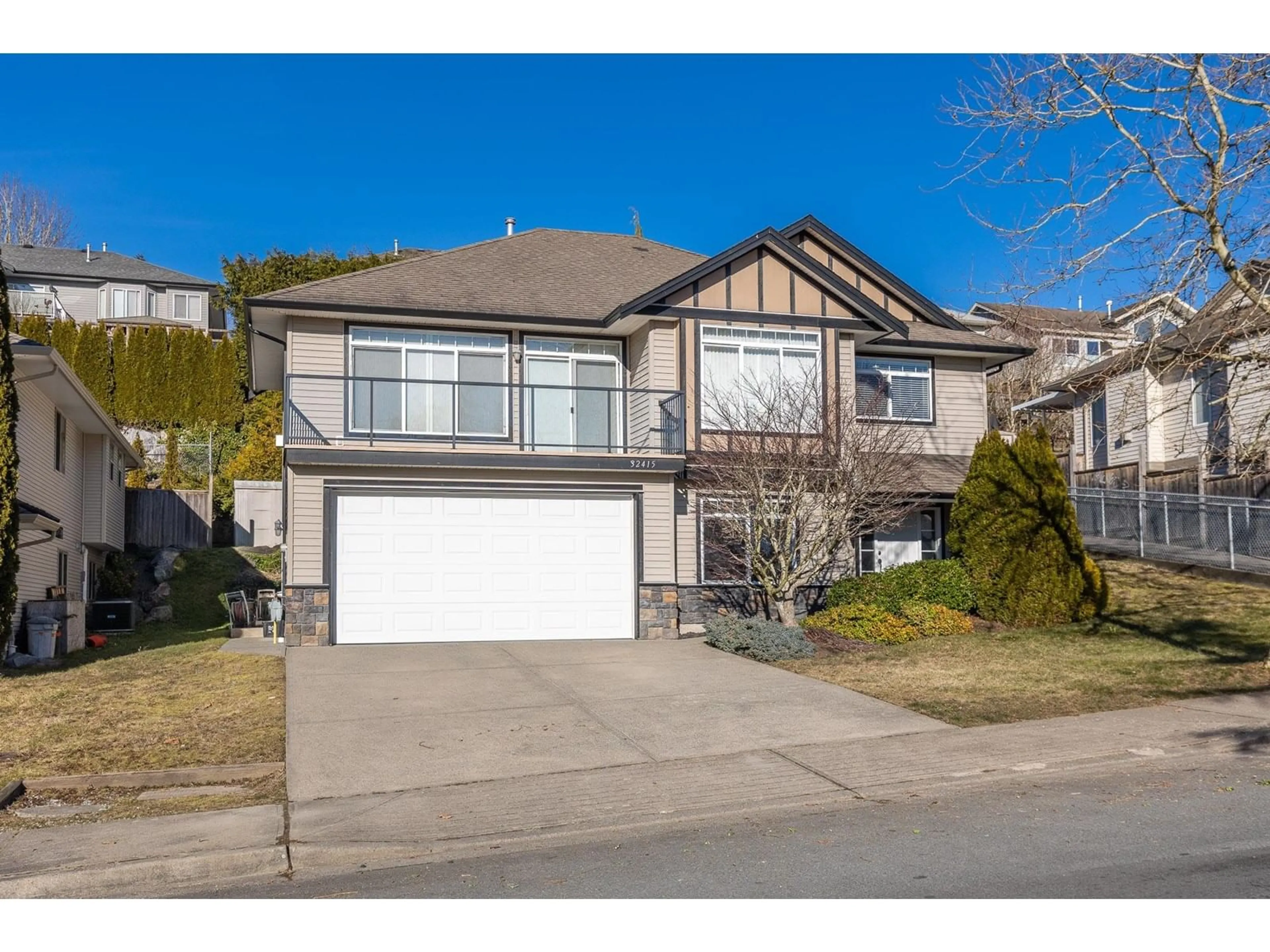Home with vinyl exterior material, street for 32415 BADGER, Mission British Columbia V2V5H8