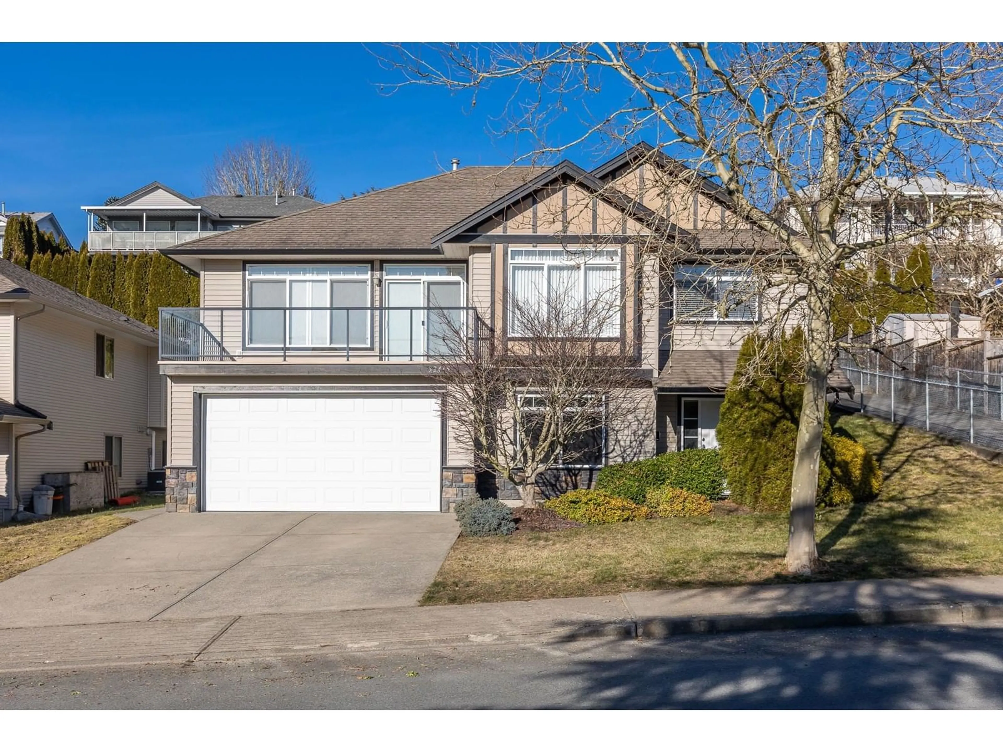 Home with vinyl exterior material, street for 32415 BADGER, Mission British Columbia V2V5H8