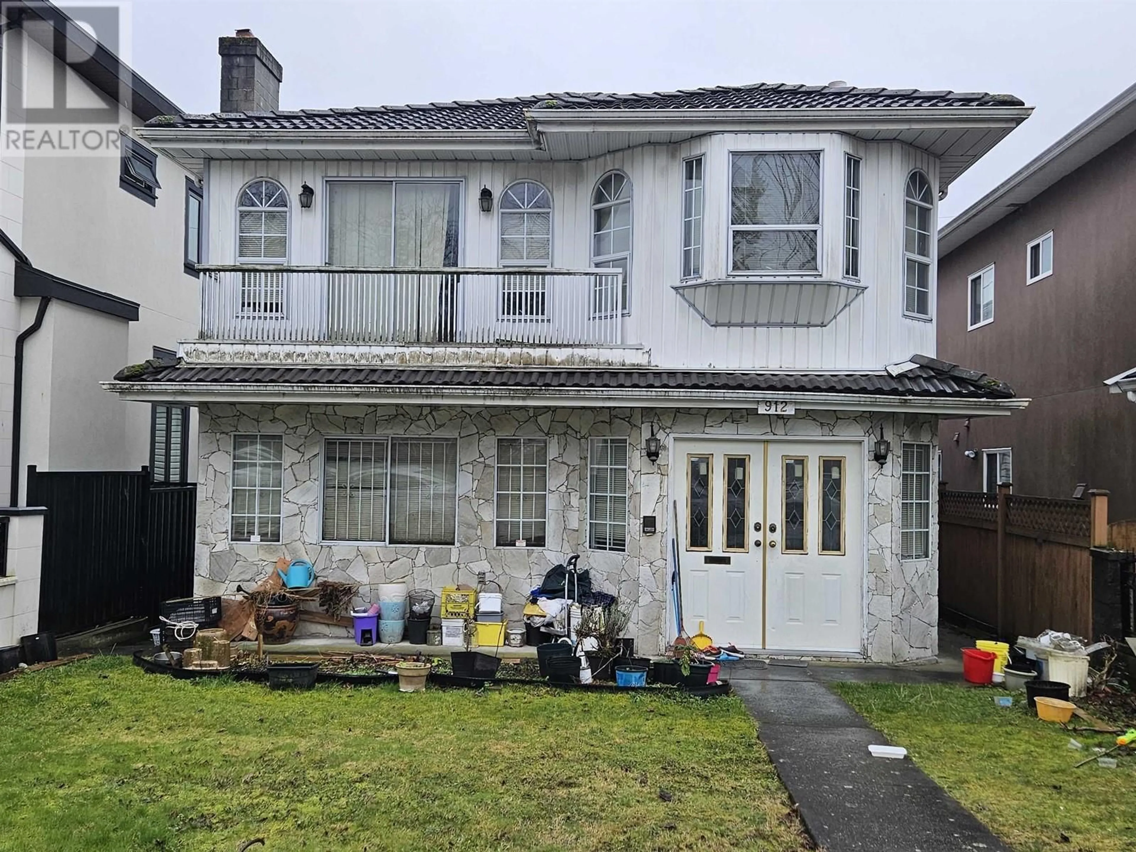 A pic from outside/outdoor area/front of a property/back of a property/a pic from drone, street for 912 E 57TH AVENUE, Vancouver British Columbia V5X1T5