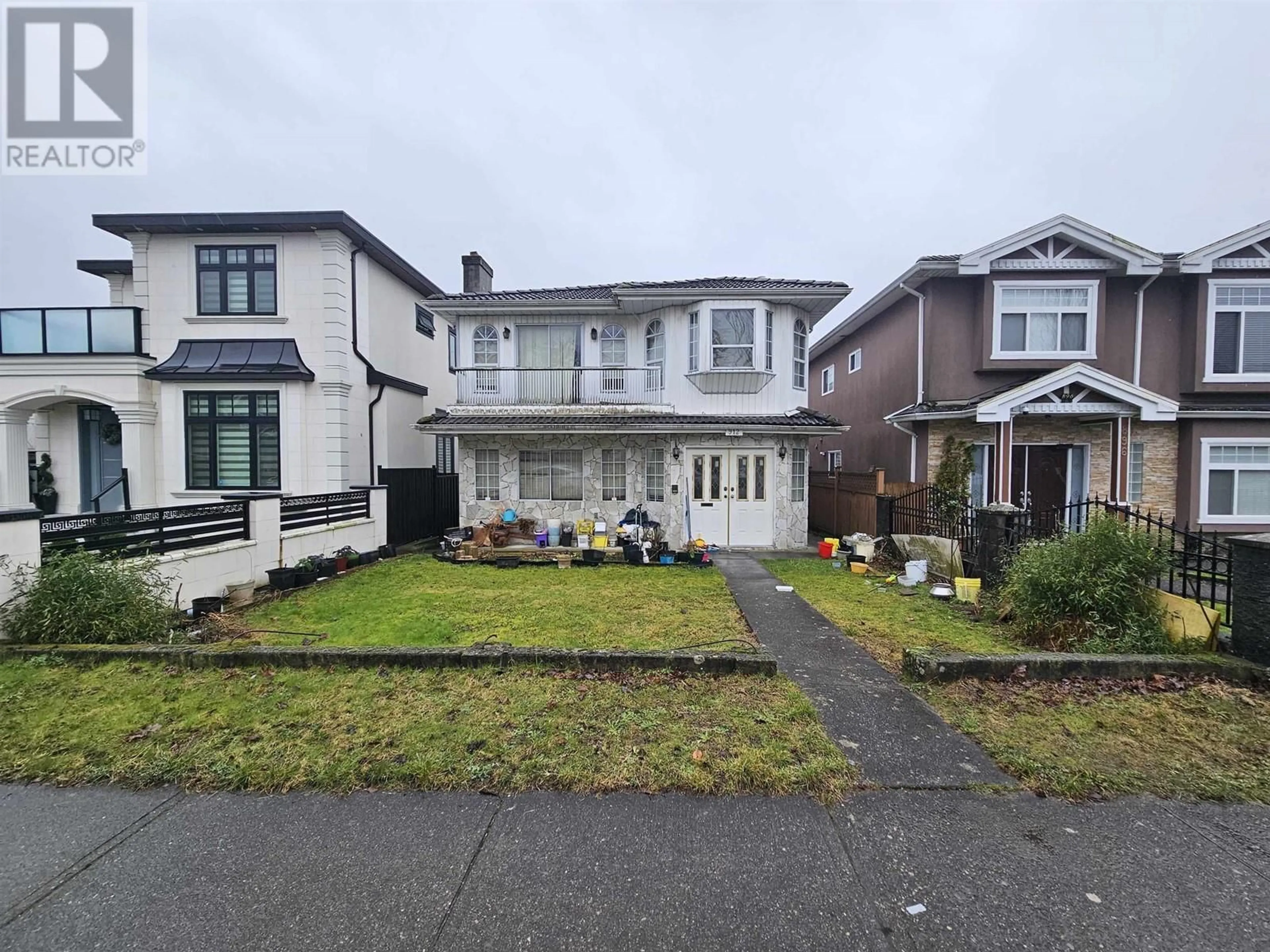 A pic from outside/outdoor area/front of a property/back of a property/a pic from drone, street for 912 E 57TH AVENUE, Vancouver British Columbia V5X1T5