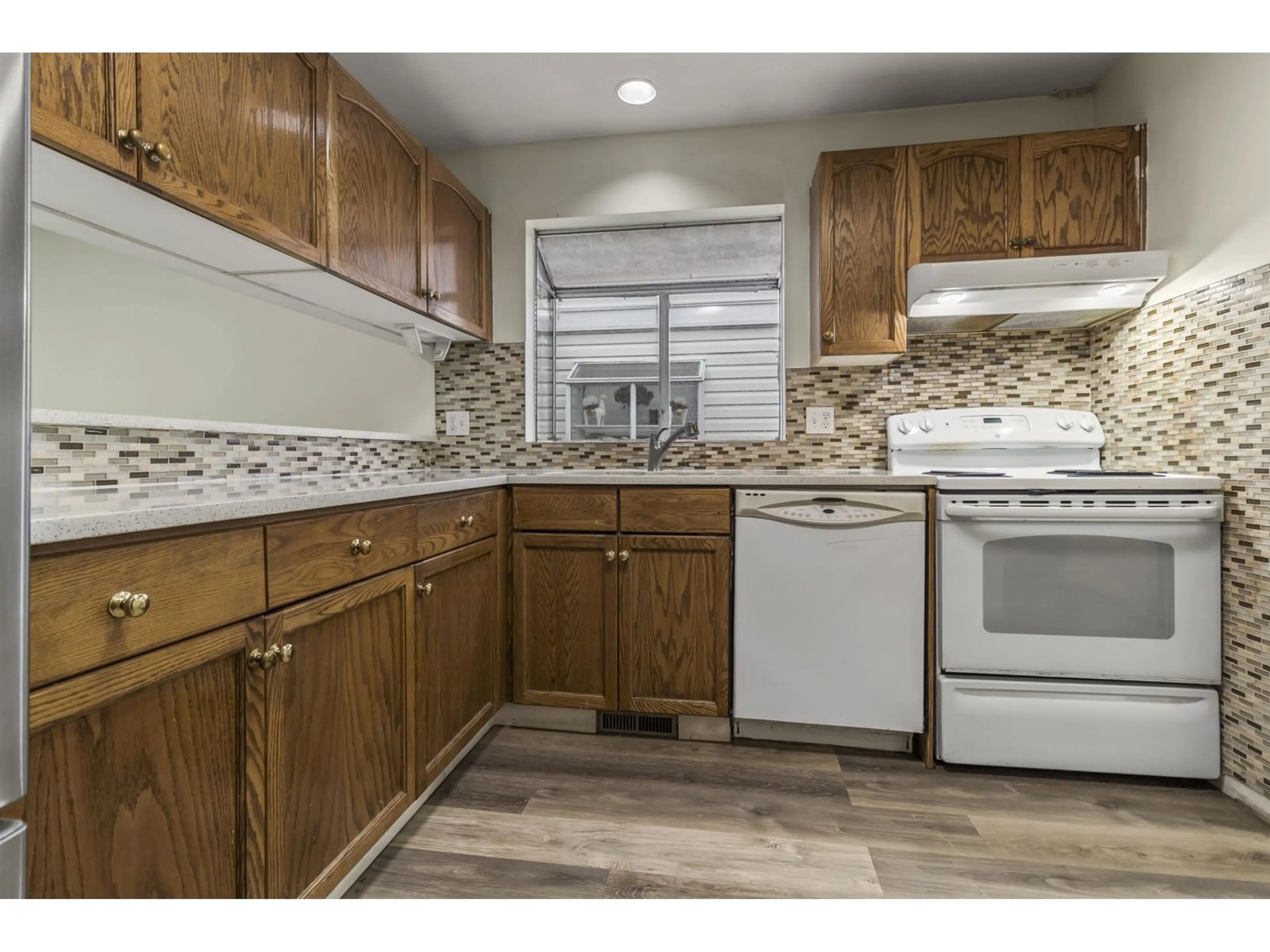 Standard kitchen, unknown for 102 12233 92 AVENUE, Surrey British Columbia V3V7R8