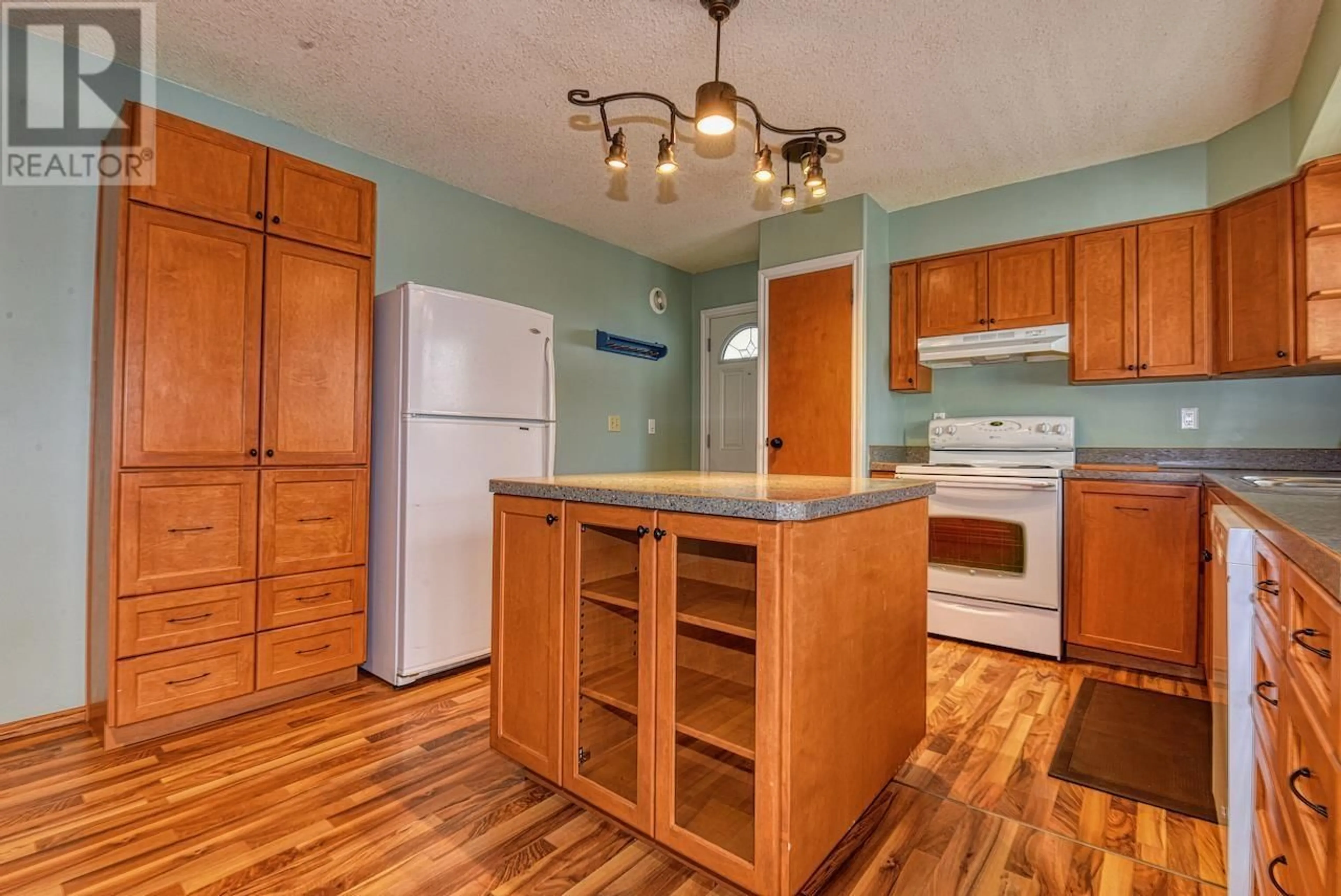 Standard kitchen, wood/laminate floor for 357 MIDNIGHT DRIVE, Williams Lake British Columbia V2G4E1