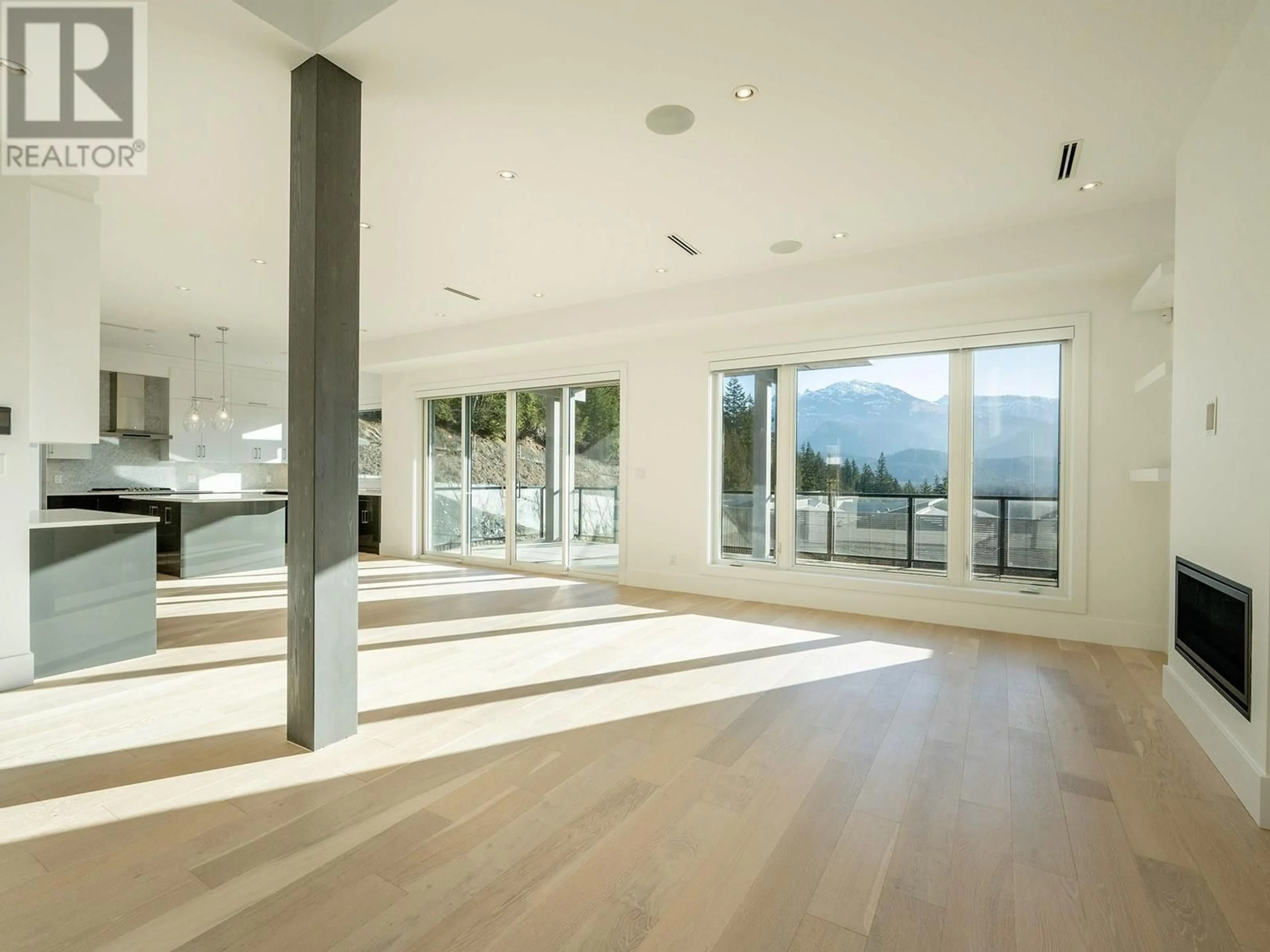 Indoor foyer for 2054 DOWAD DRIVE, Squamish British Columbia V8B0Y7