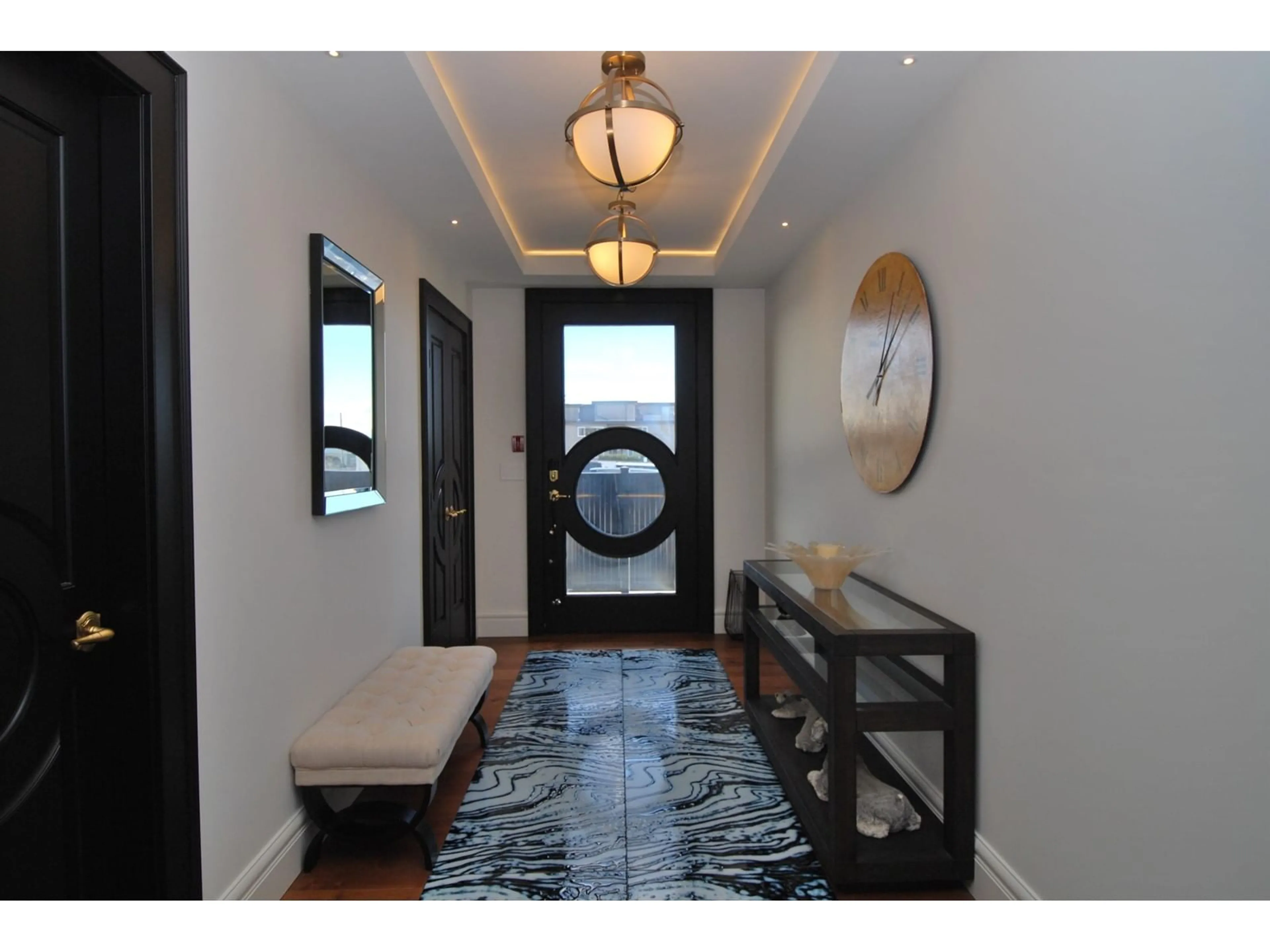 Indoor entryway for 101 - 15219 ROYAL, White Rock British Columbia V4B1M4
