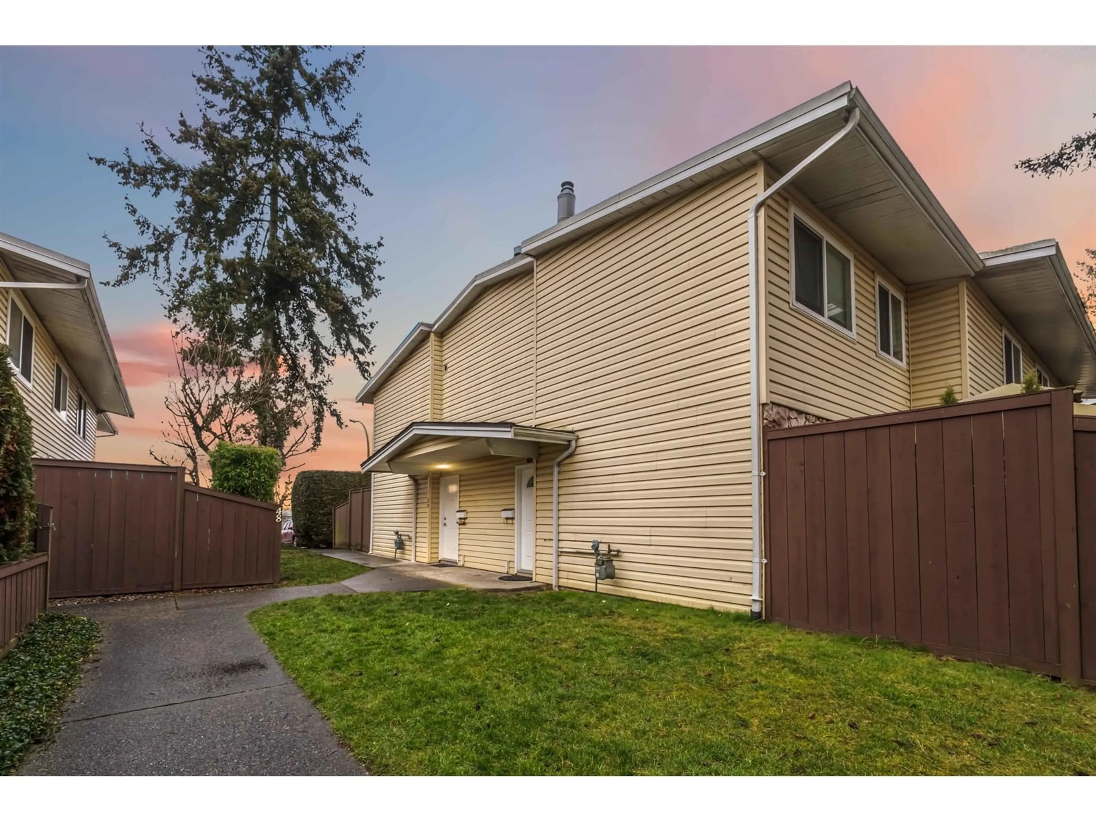 A pic from outside/outdoor area/front of a property/back of a property/a pic from drone, street for 39 9390 122 STREET, Surrey British Columbia V3V4L6