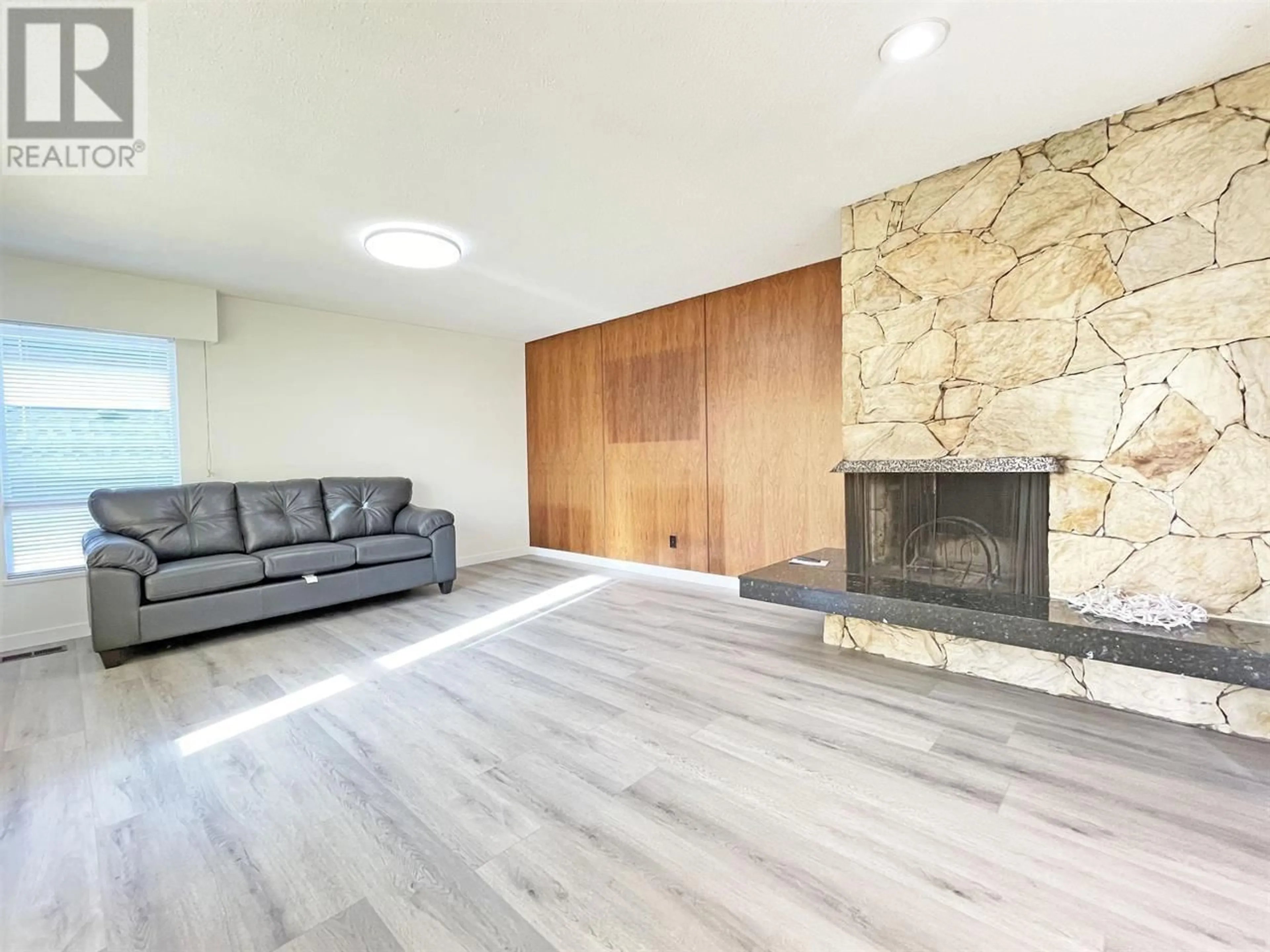 Living room with furniture, wood/laminate floor for 5854 BURNS PLACE, Burnaby British Columbia V5H1X1