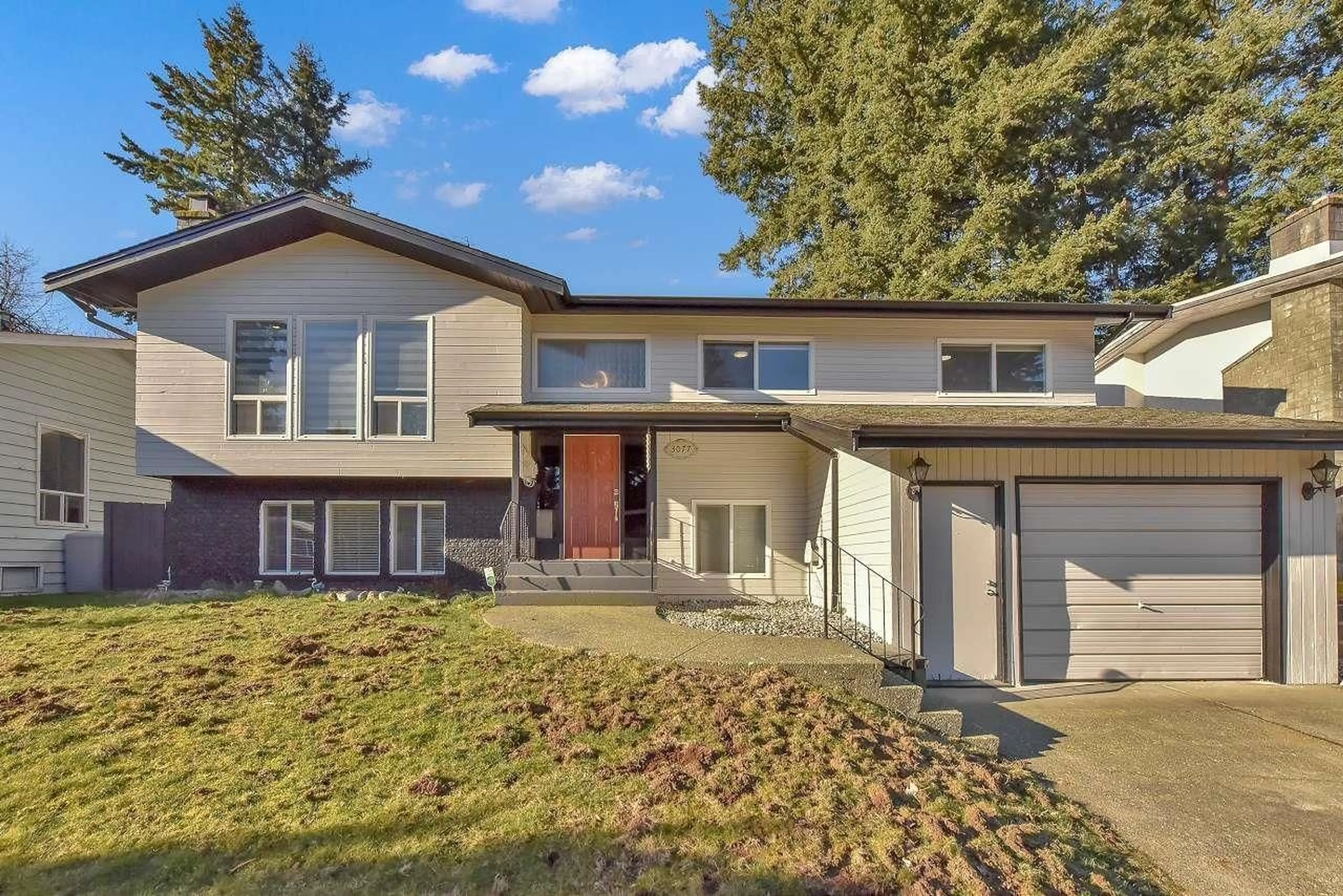 Home with vinyl exterior material, street for 3077 MOUAT, Abbotsford British Columbia V2T4E5
