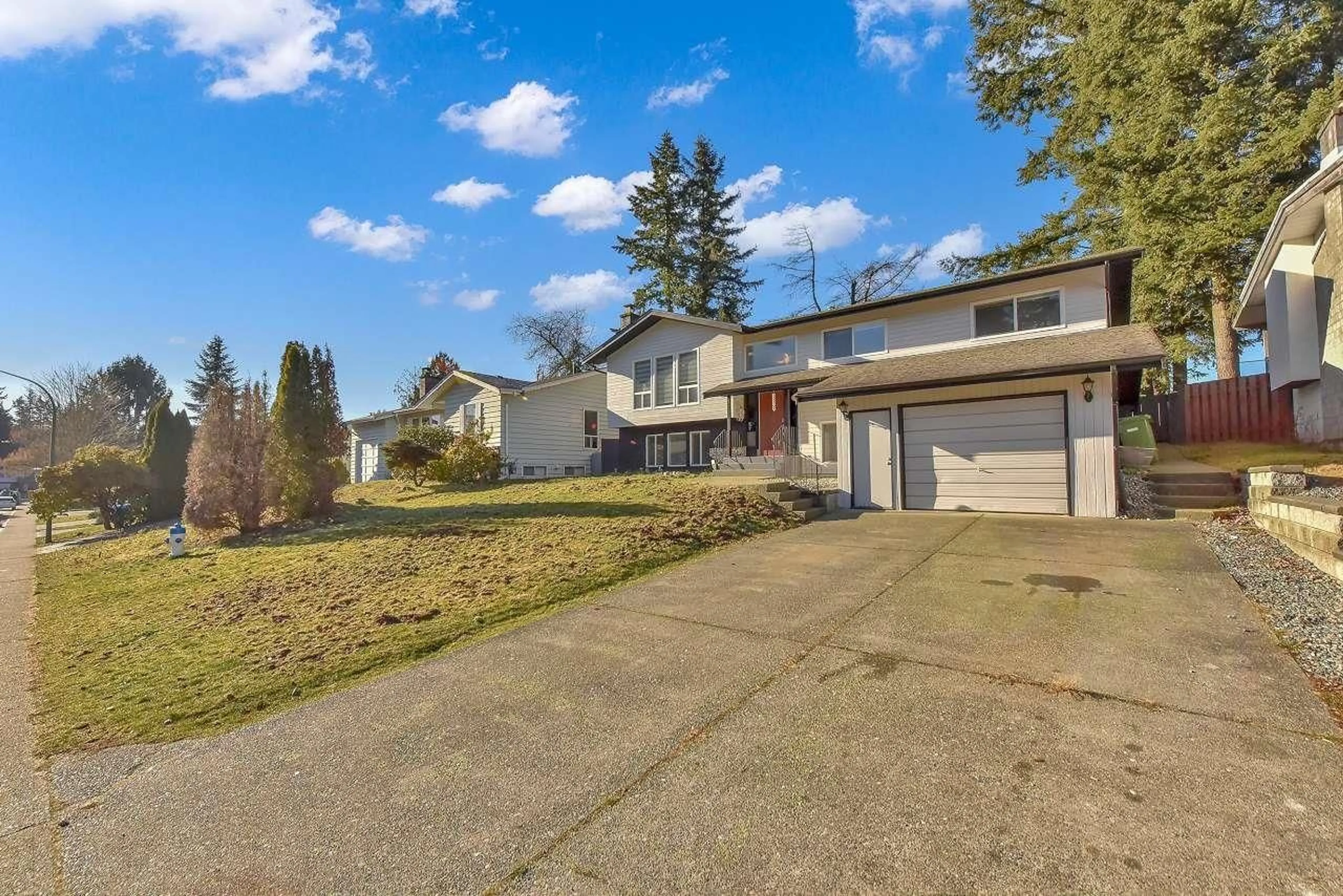 A pic from outside/outdoor area/front of a property/back of a property/a pic from drone, street for 3077 MOUAT DRIVE, Abbotsford British Columbia V2T4E5