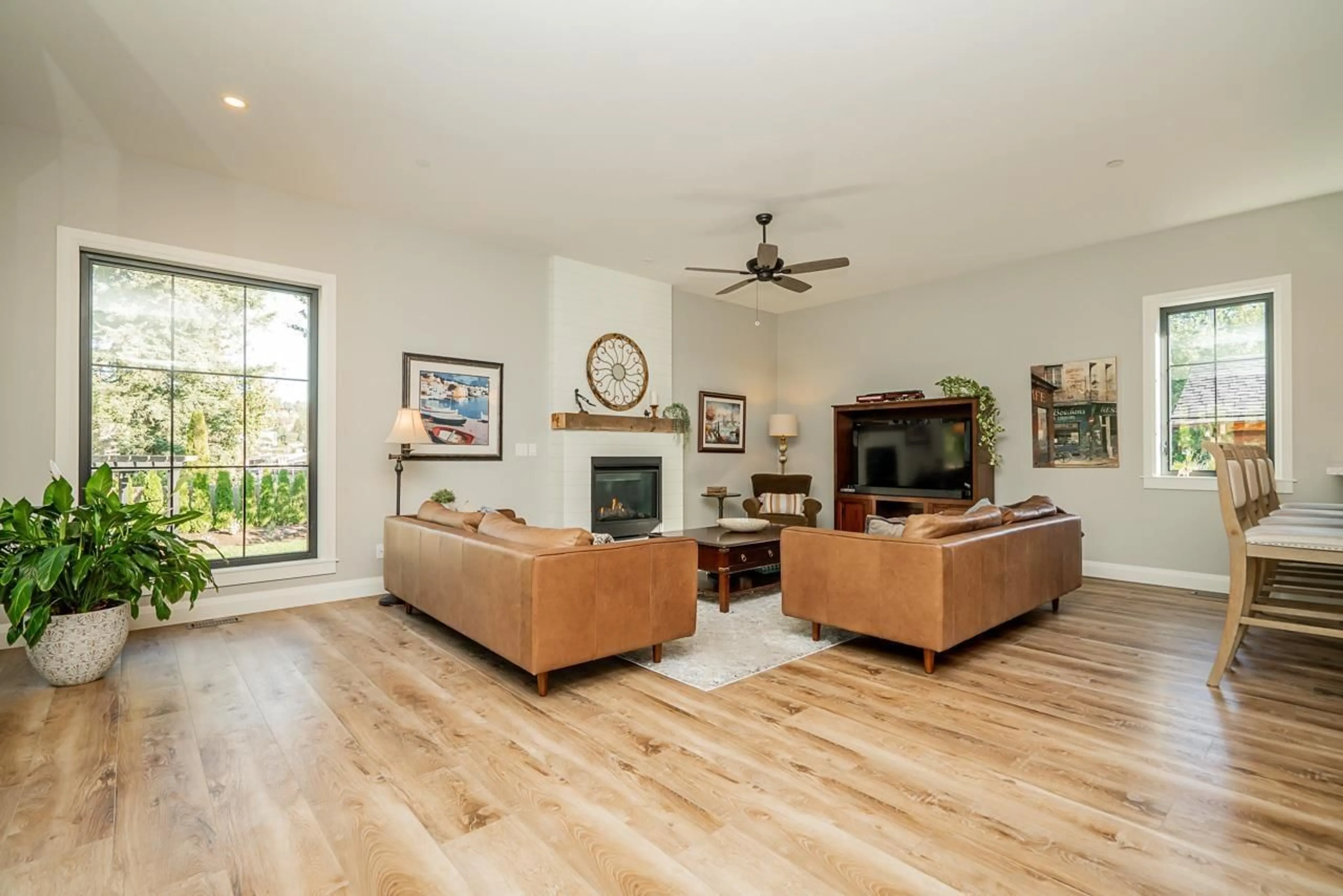 Living room with furniture, unknown for 32883 5 AVENUE, Mission British Columbia V2V1T8