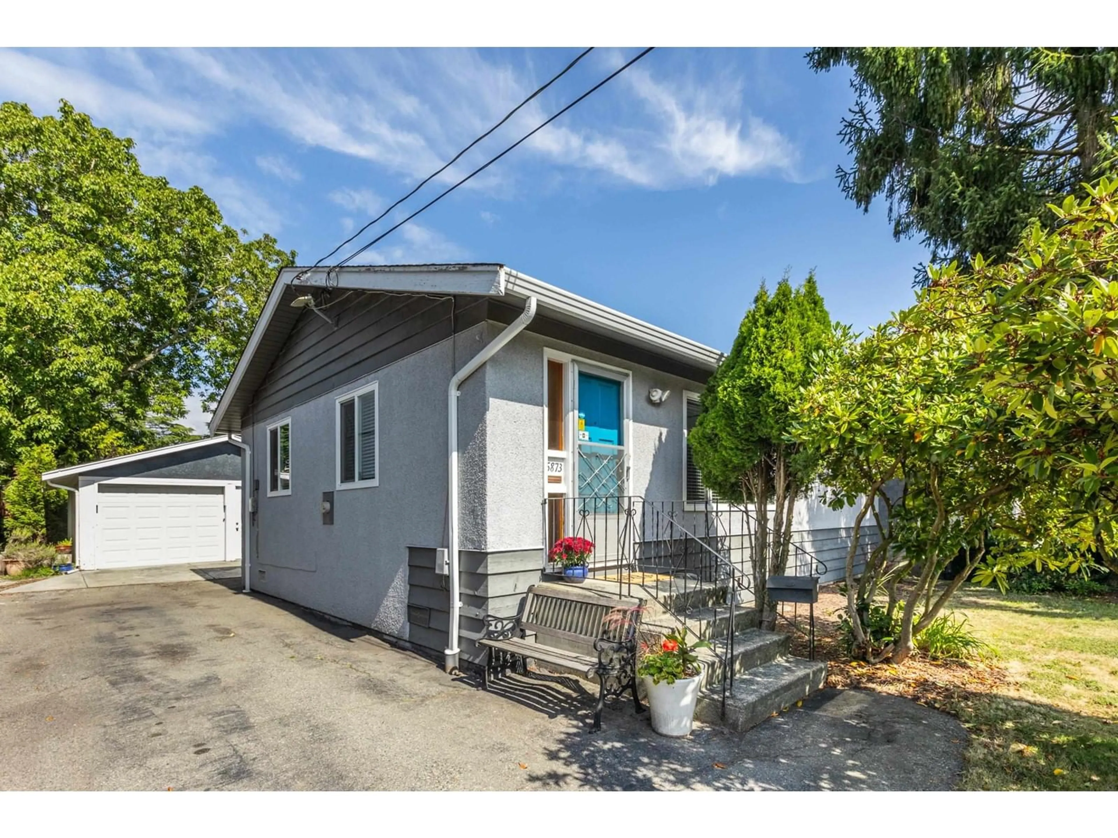 Home with vinyl exterior material, street for 15873 VINE, White Rock British Columbia V4B2T5