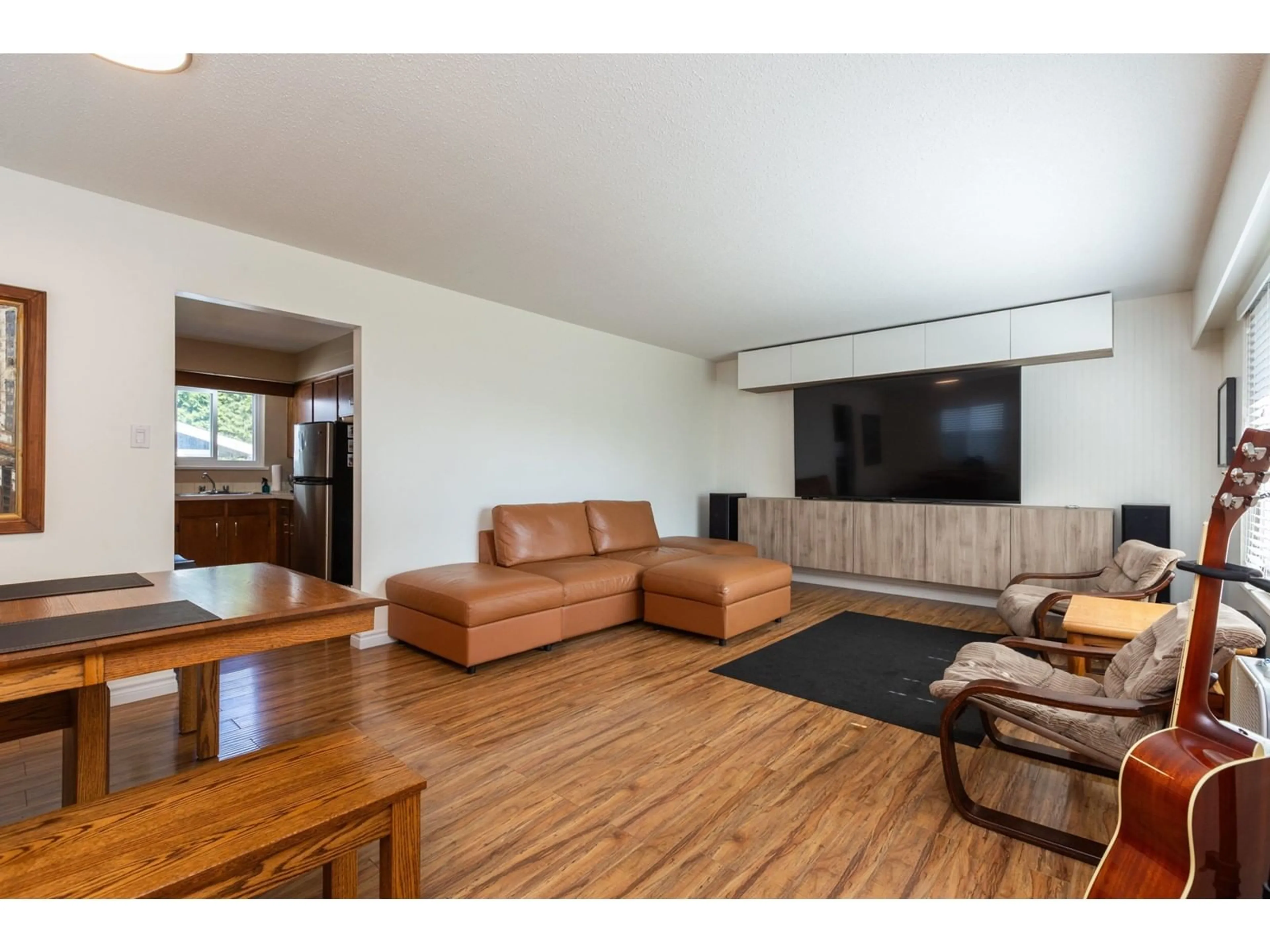 Living room with furniture, wood/laminate floor for 15873 VINE AVENUE, White Rock British Columbia V4B2T5