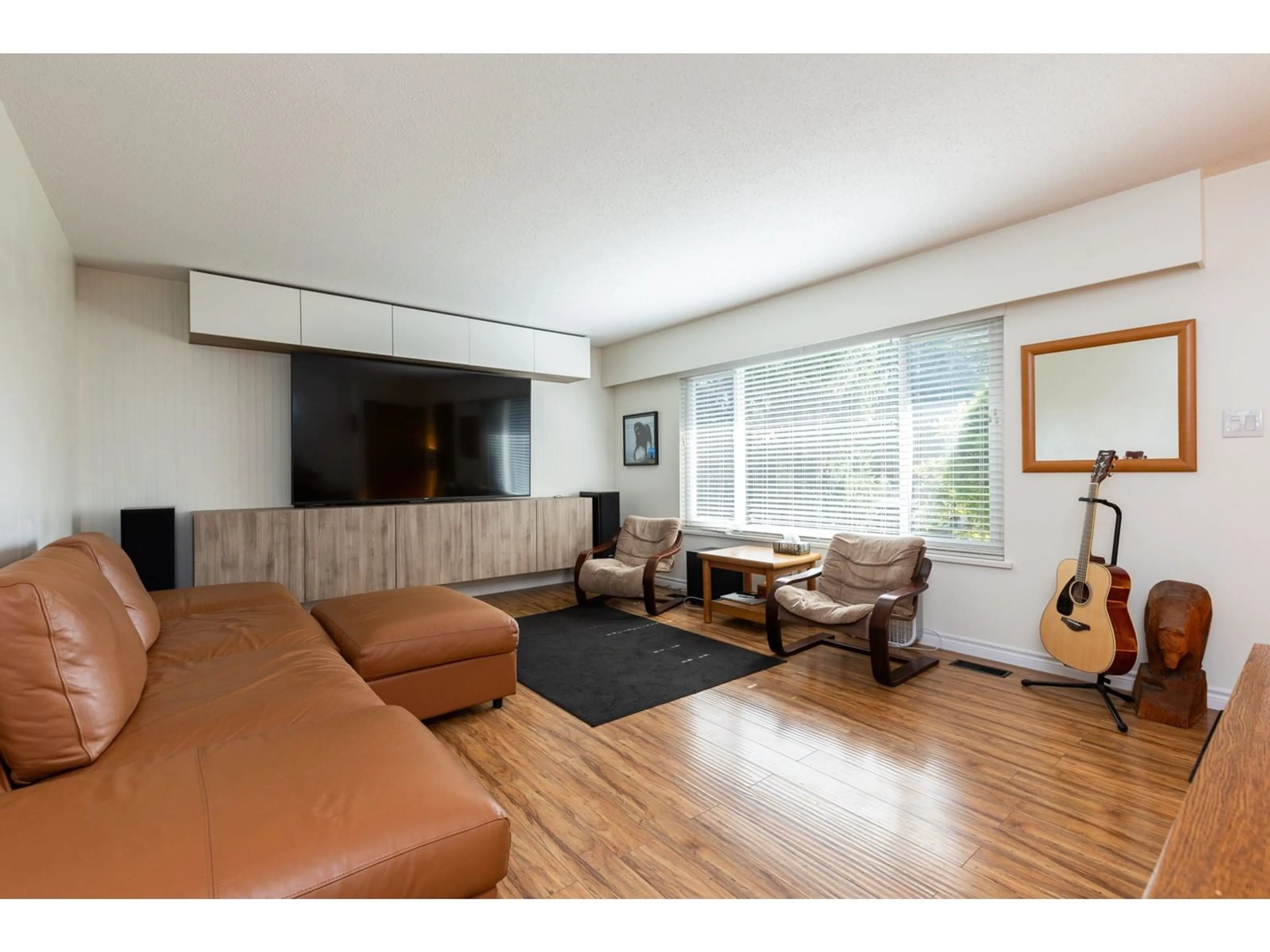 Living room with furniture, wood/laminate floor for 15873 VINE AVENUE, White Rock British Columbia V4B2T5